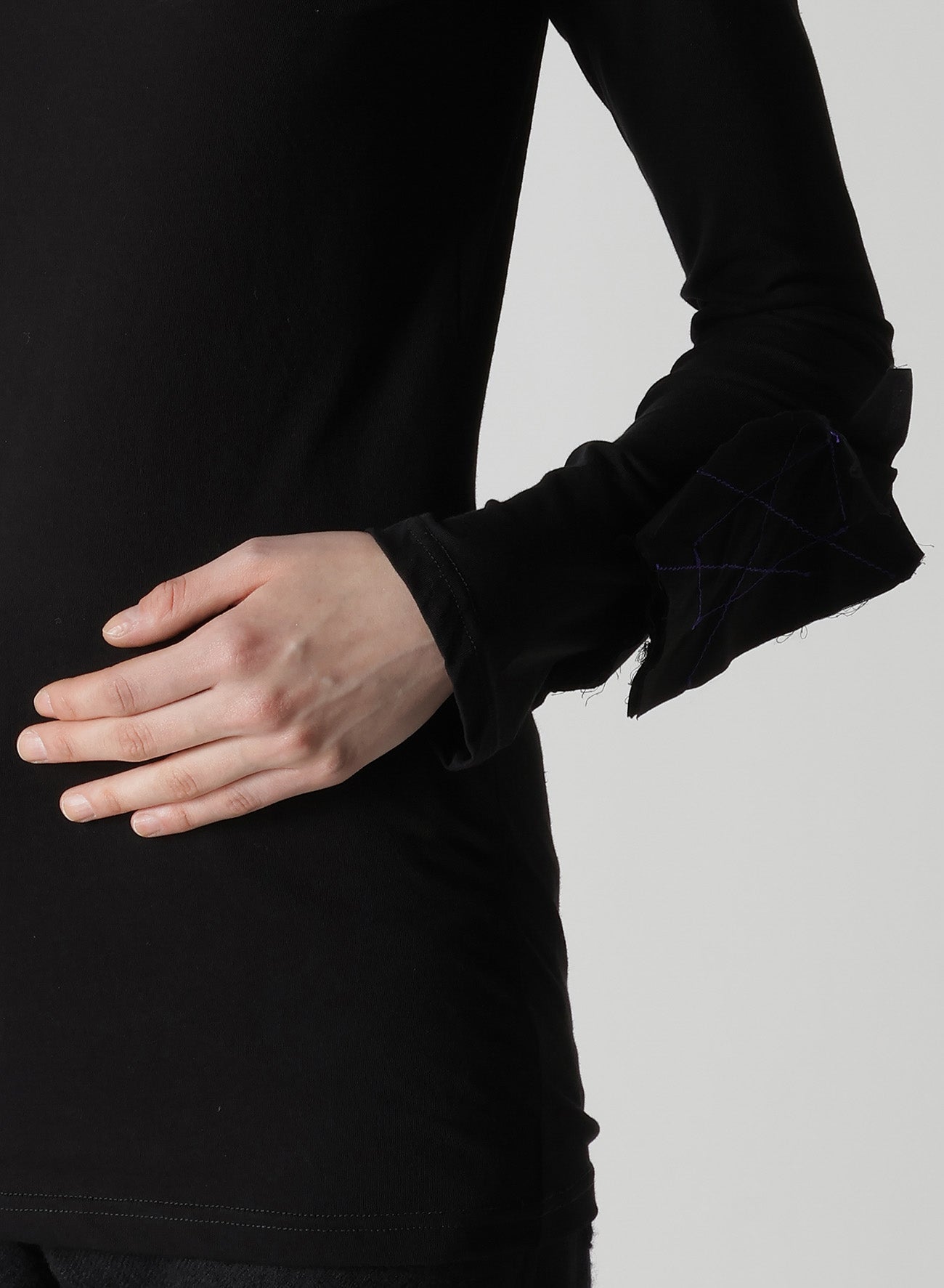 COTTON SINGLE JERSEY R MOTIF LONG T-SHIRT
