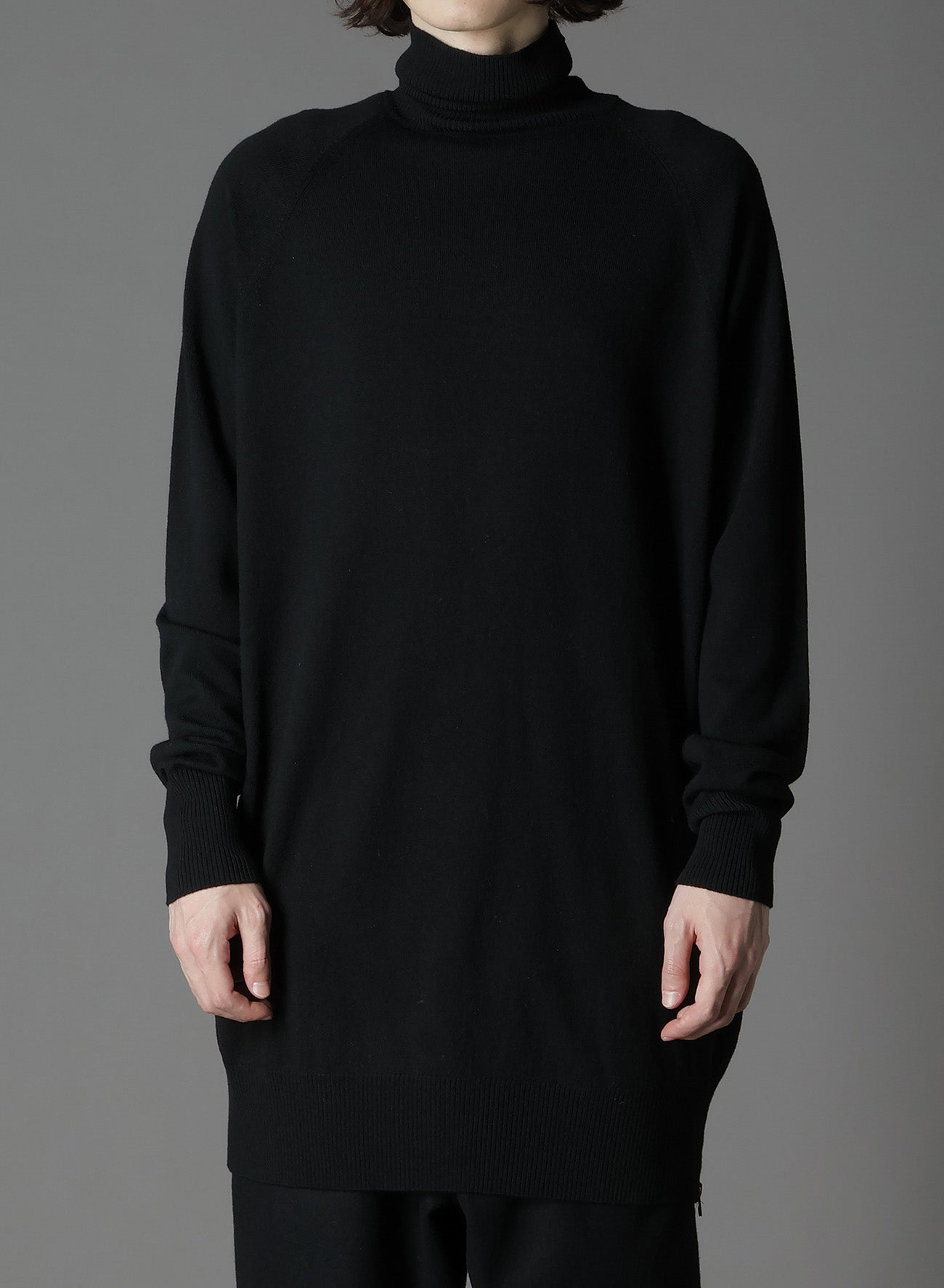 MERINO WOOL LEFT ZIPPER RAGLAN SLEEVE TURTLENECK