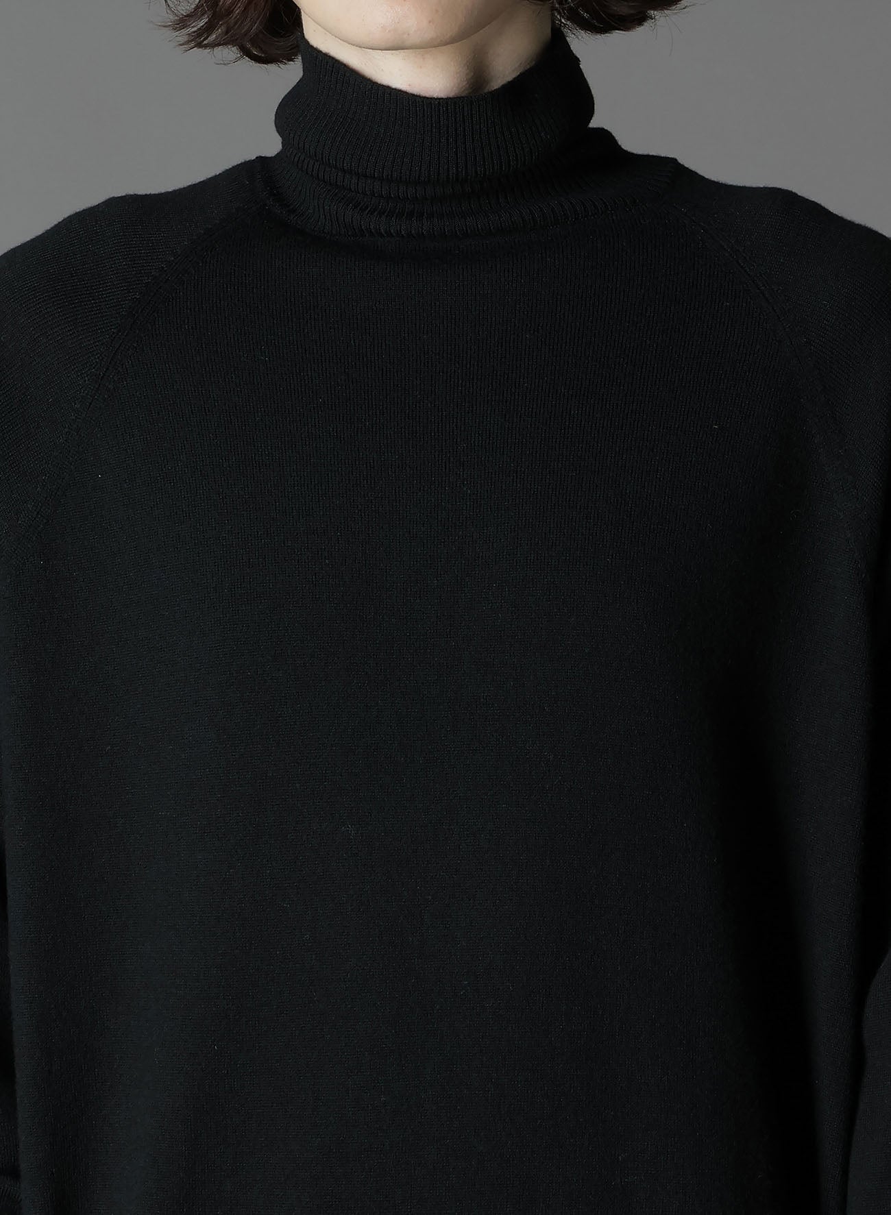 MERINO WOOL LEFT ZIPPER RAGLAN SLEEVE TURTLENECK