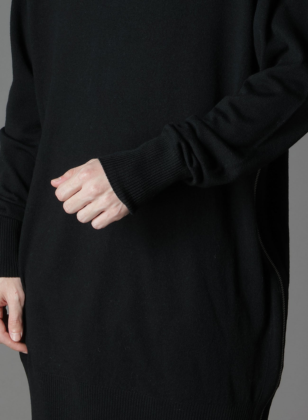 MERINO WOOL LEFT ZIPPER RAGLAN SLEEVE TURTLENECK