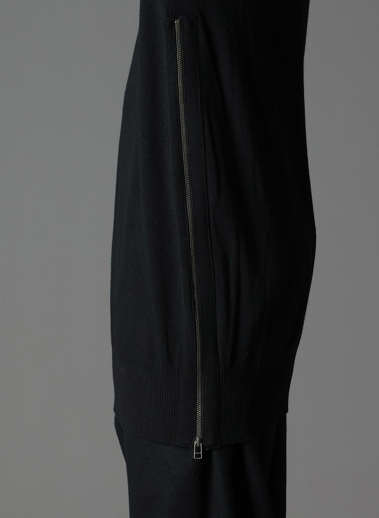 MERINO WOOL LEFT ZIPPER RAGLAN SLEEVE TURTLENECK