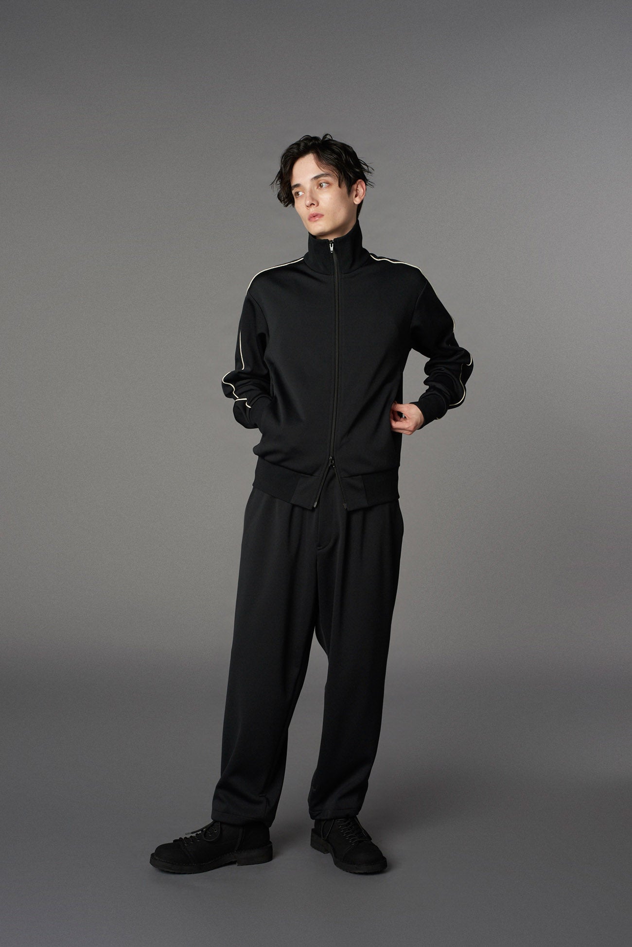 POLYESTER SMOOTH PIPING WIDE PANTS