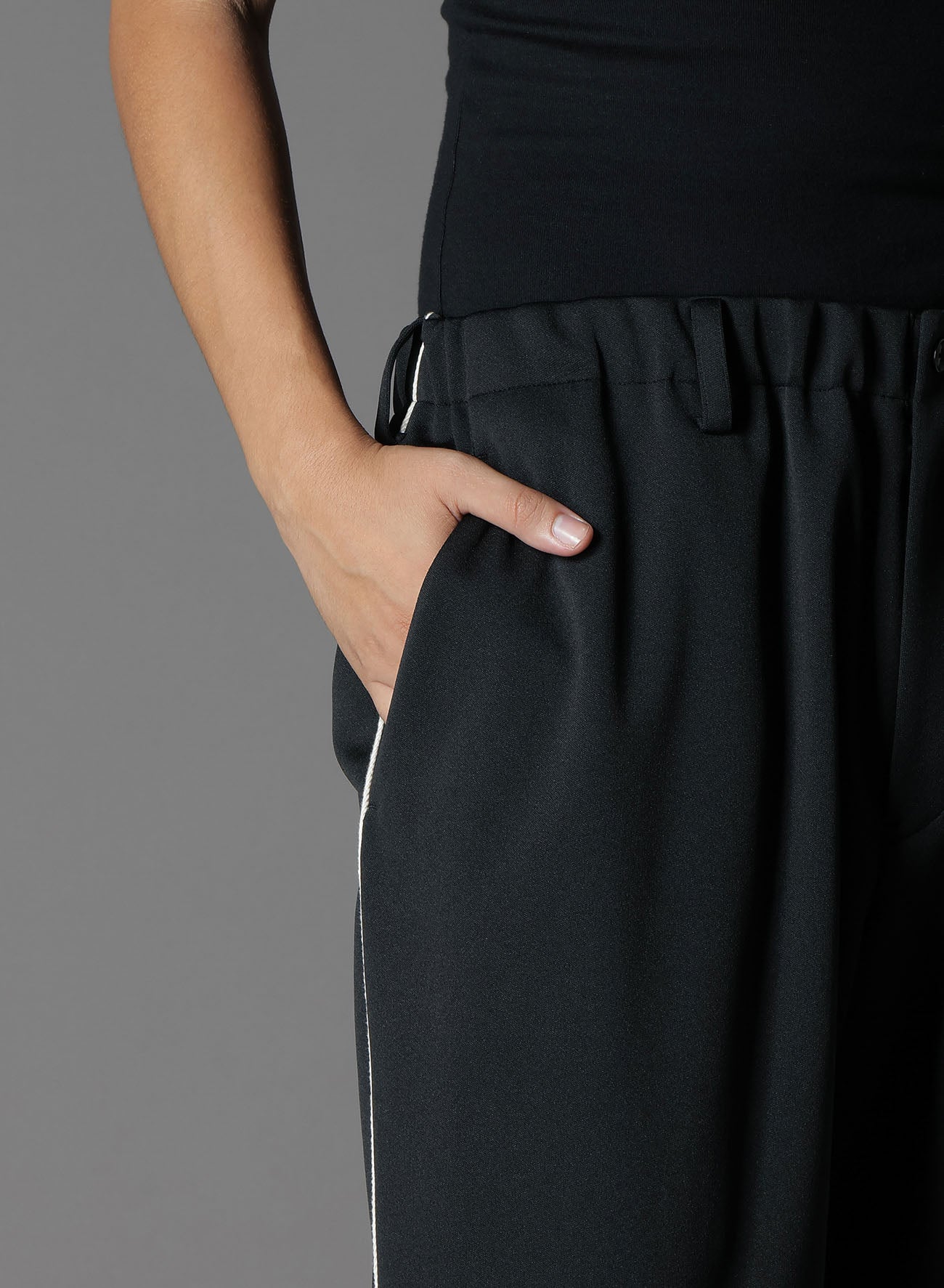POLYESTER SMOOTH PIPING WIDE PANTS