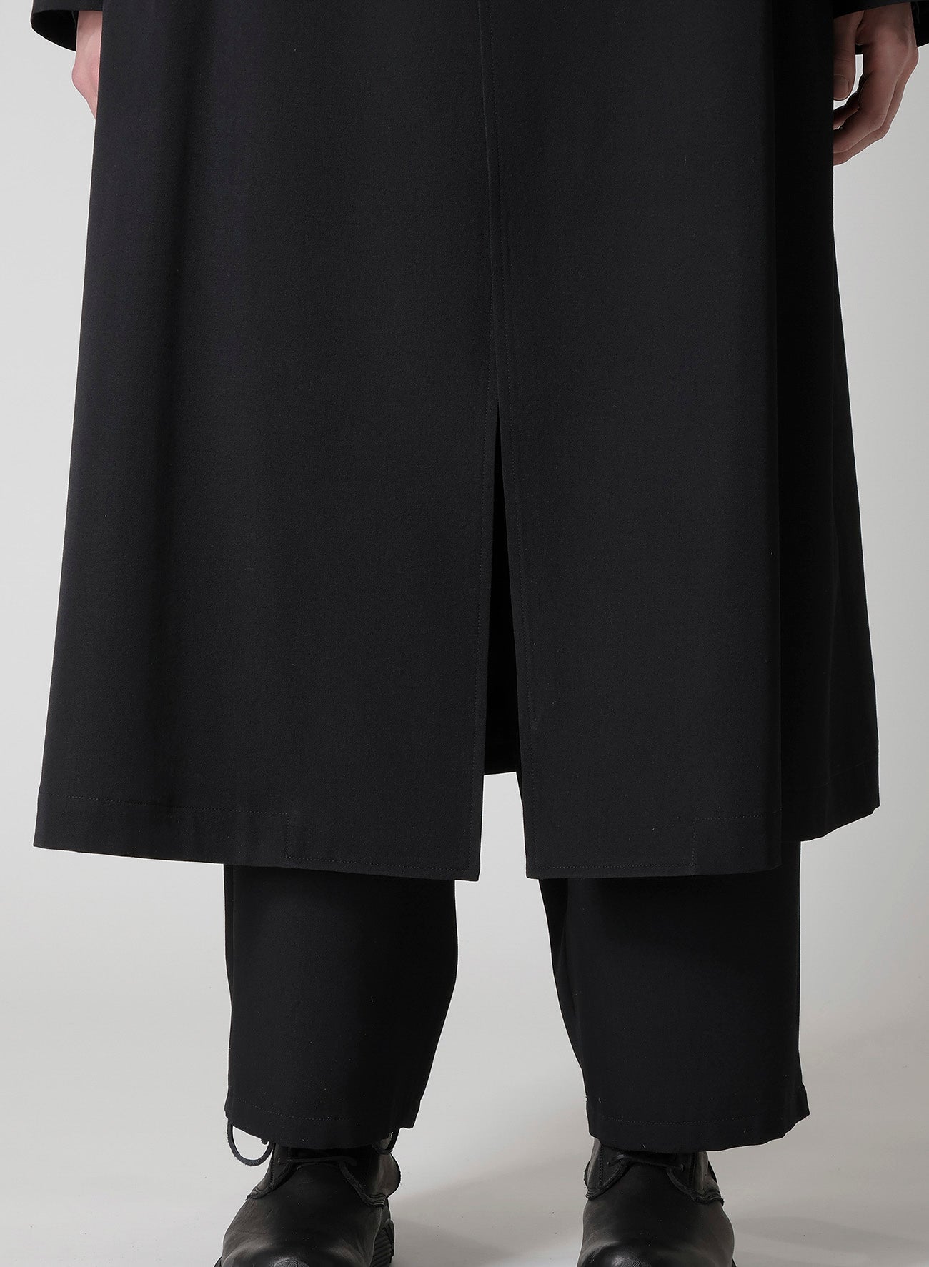 WOOL GABARDINE DESIGNED SLEEVE COAT
