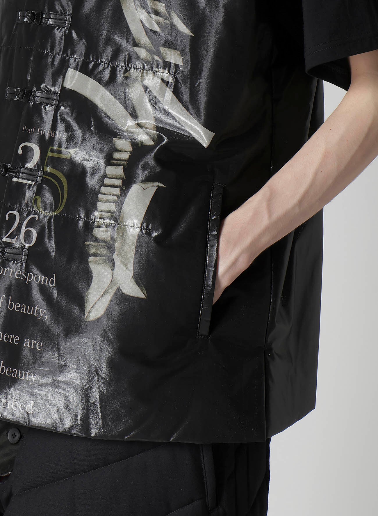 PAPER LOGO PRINTED CHINESE COLLAR VEST