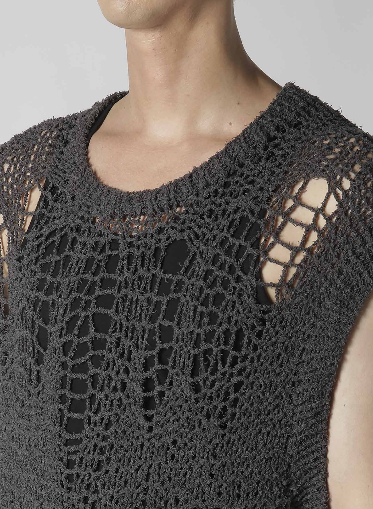 HAND KNITTED DAMAGE PROCESSED GARTER ROUND NECK VEST