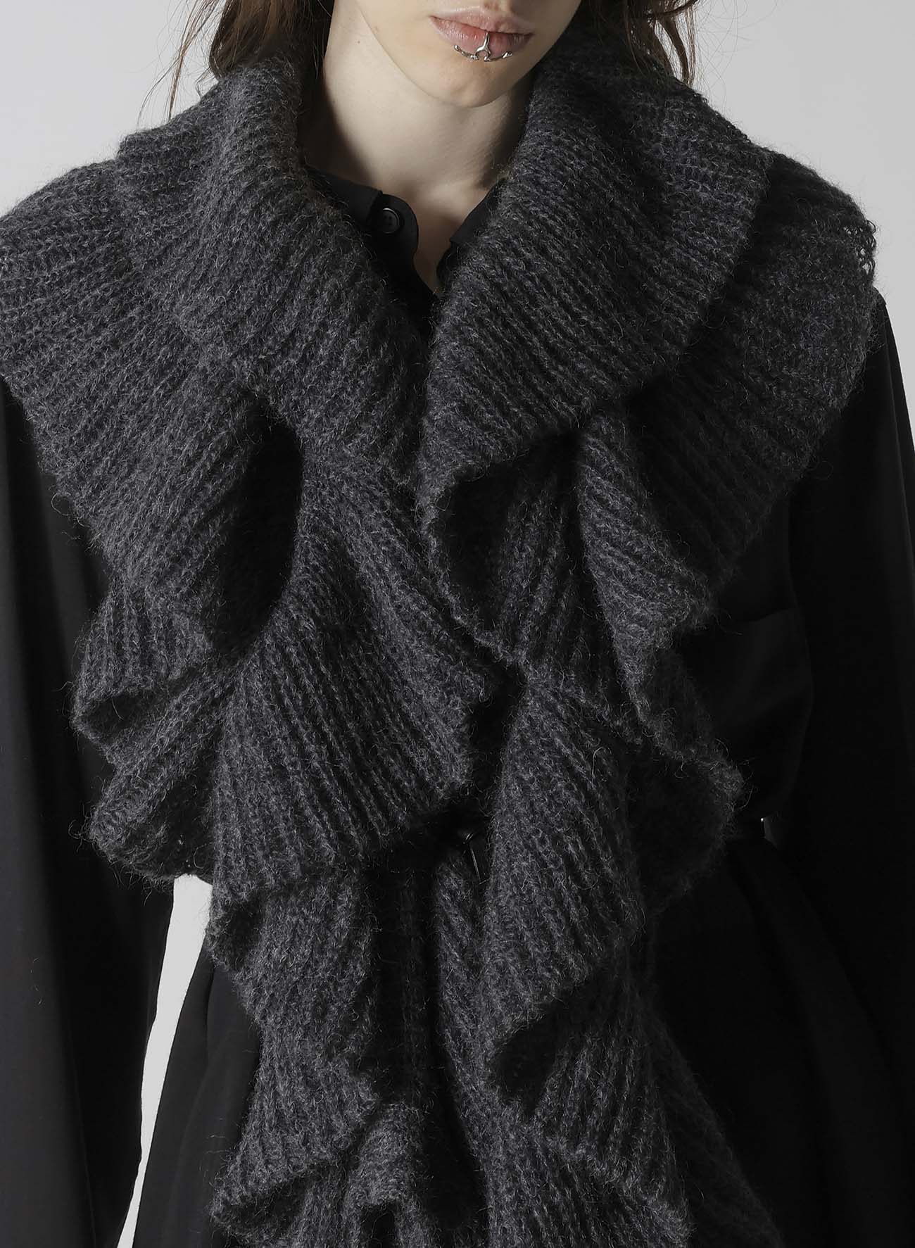 LOOSE TENTION RIB FLUFFY FRILLED SCARF