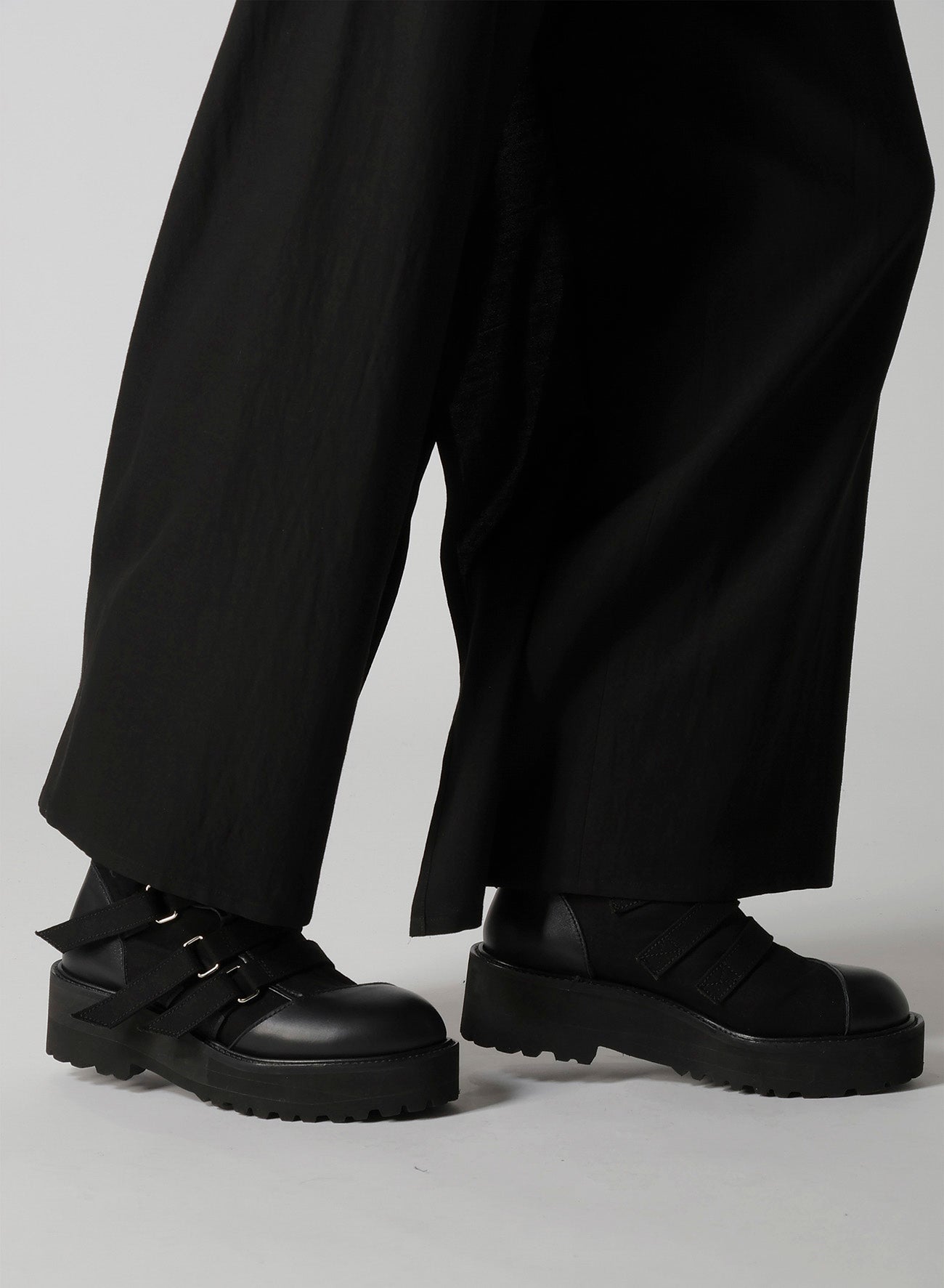 MILLED GABARDINE FRILLED PANTS