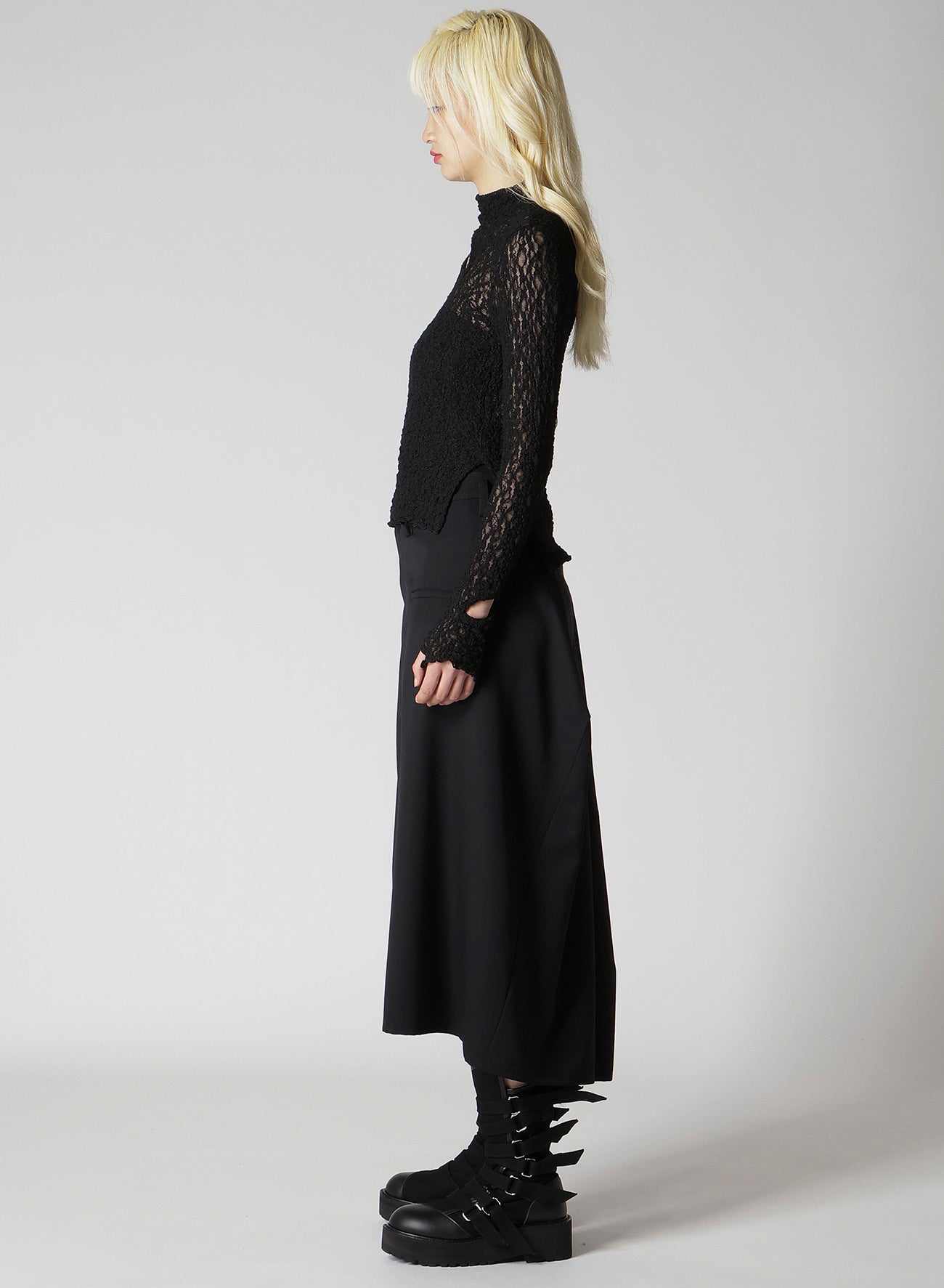 FLOWER SHIRRING SLIT HIGH NECK T-SHIRT
