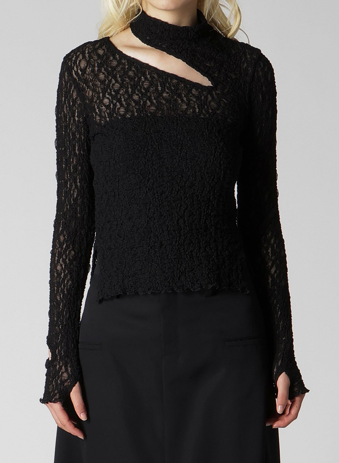 FLOWER SHIRRING SLIT HIGH NECK T-SHIRT