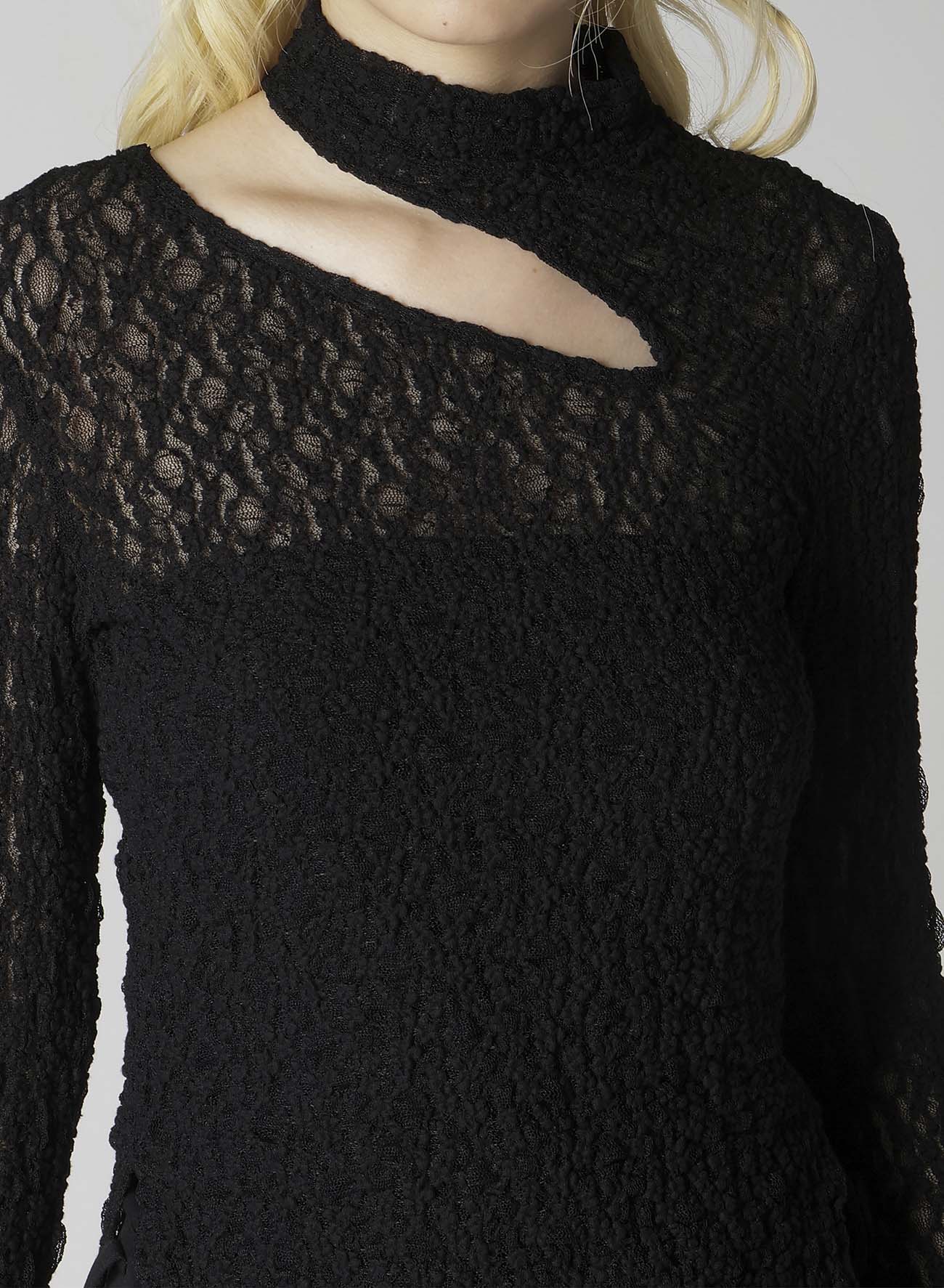 FLOWER SHIRRING SLIT HIGH NECK T-SHIRT
