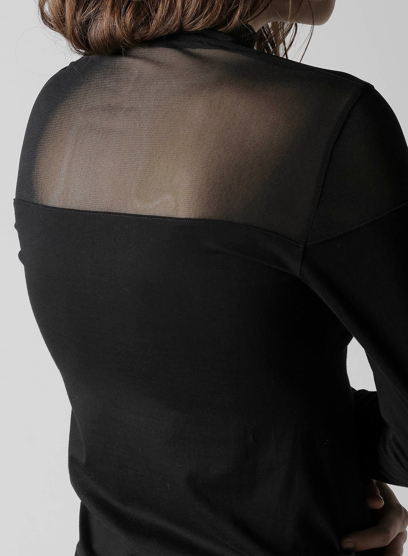 PLAIN STITCH +TULLE PANELED HIGHNECK