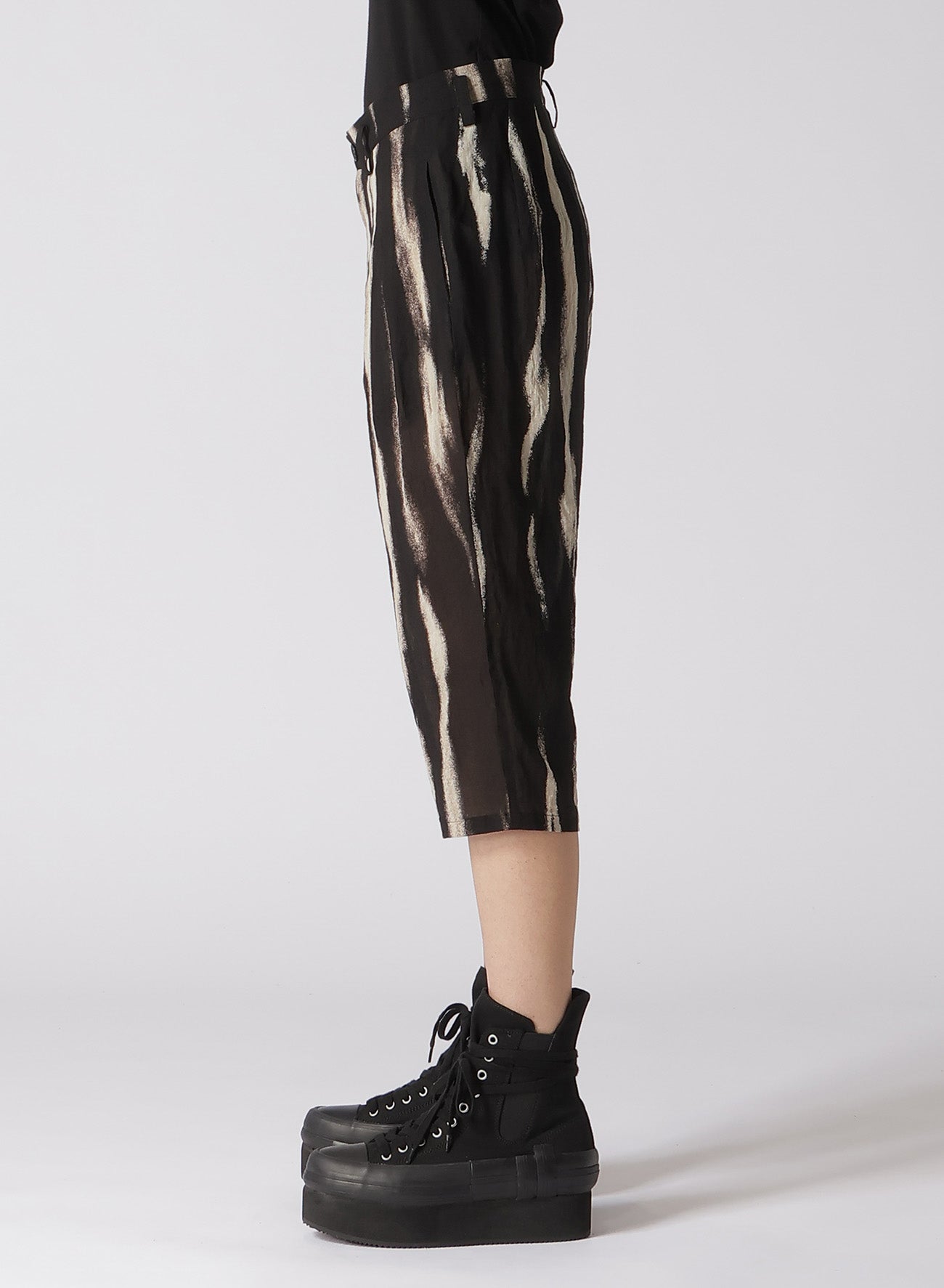 BLEACHED STRIPE SHORT LENGTH PLEATED PANTS