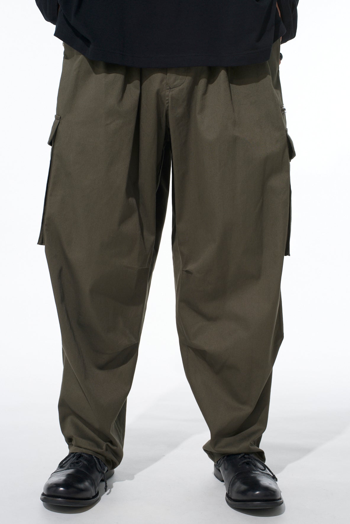 COTTON TWILL KNEE TUCK CARGO PANTS