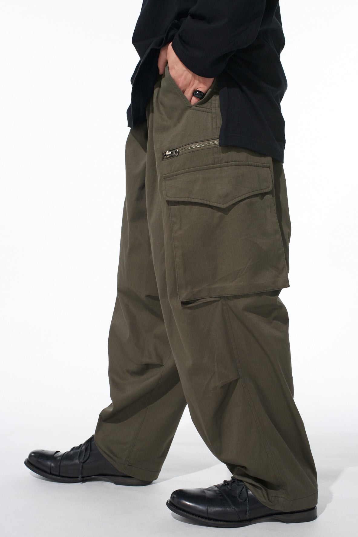 COTTON TWILL KNEE TUCK CARGO PANTS