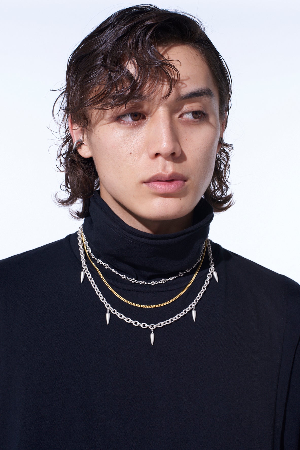 STUDS CONTRASTED TRIPLE CHAIN NECKLACE