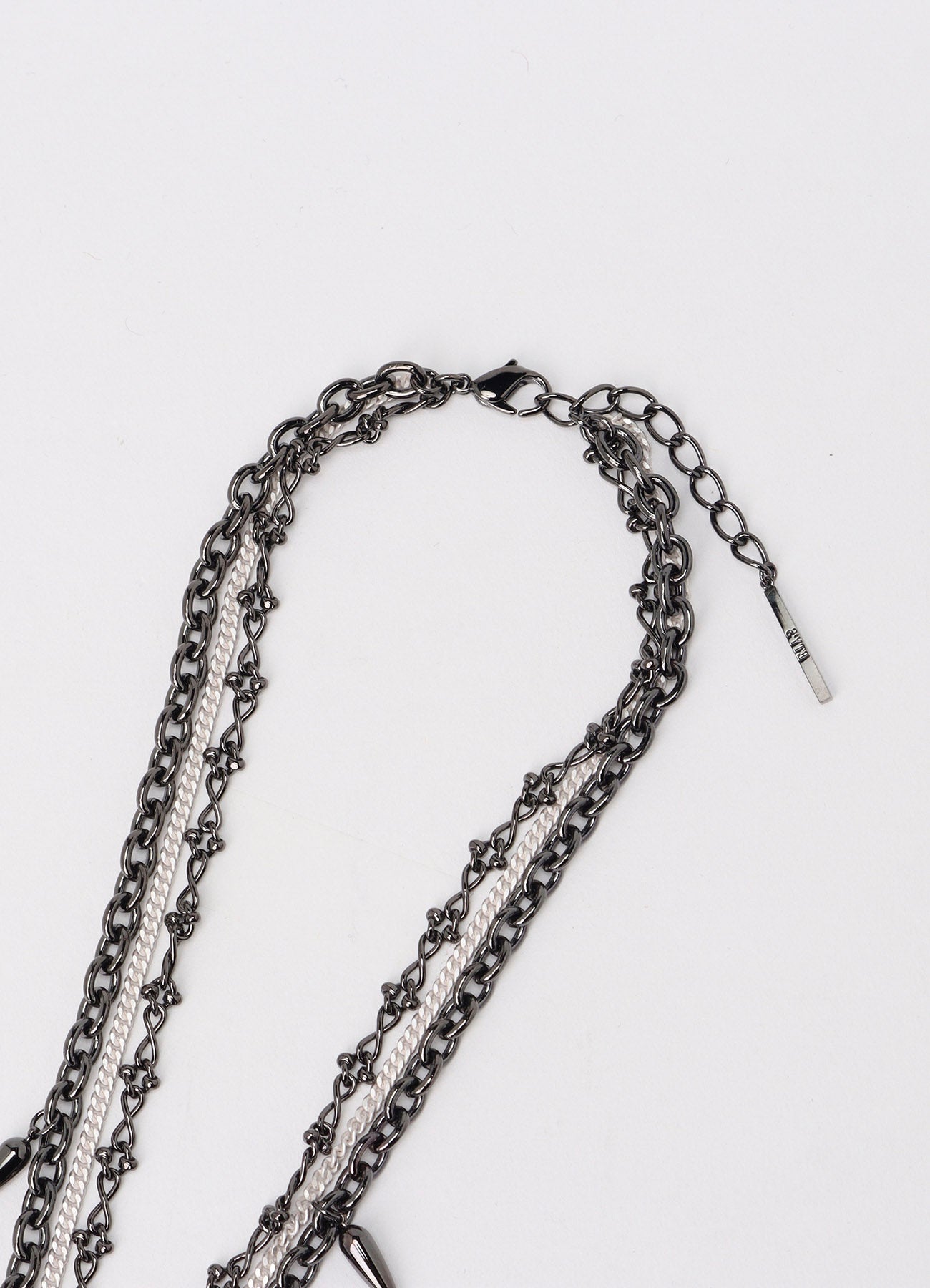 STUDS CONTRASTED TRIPLE CHAIN NECKLACE