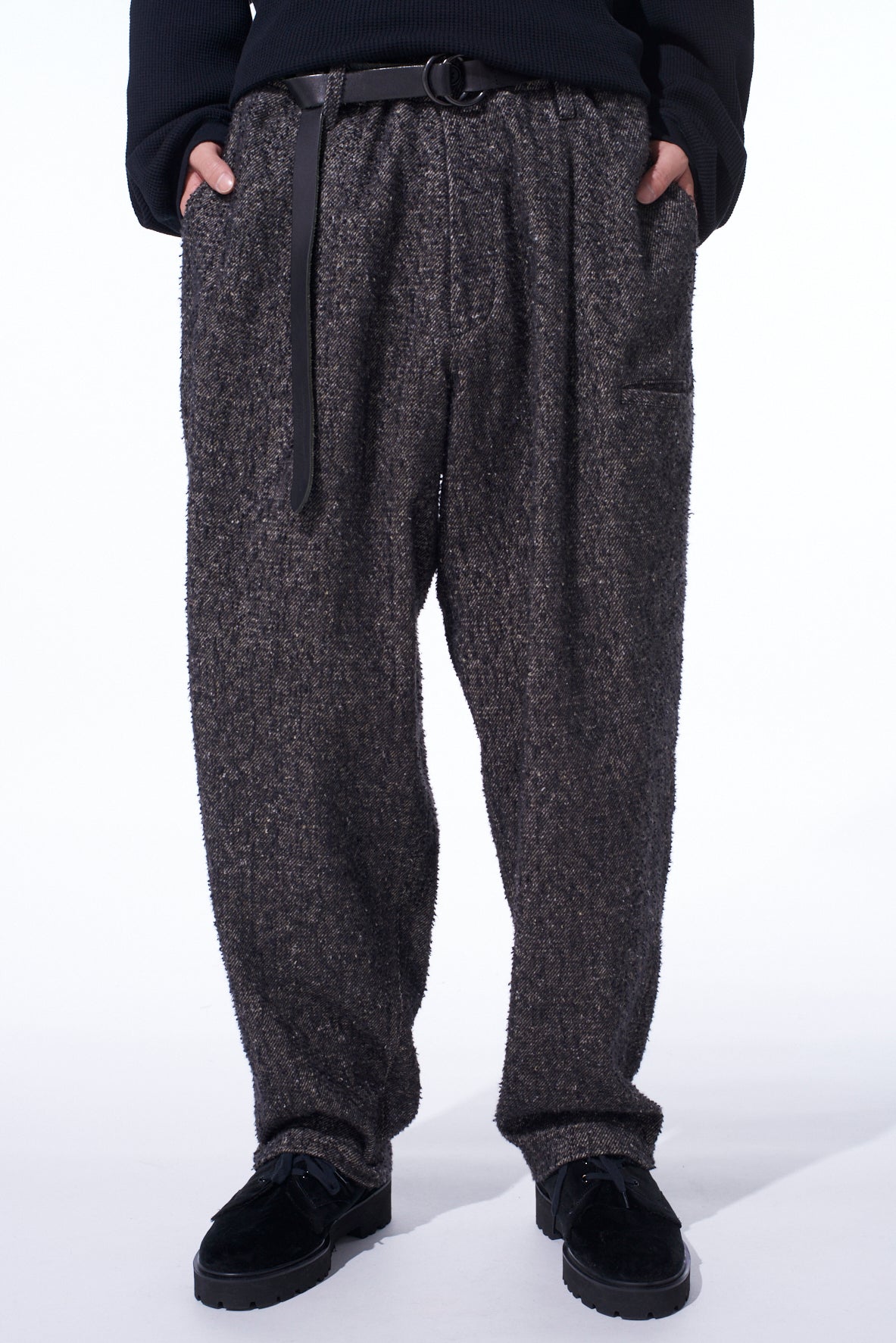 BRUSHED TWILL NEEDLE PUNCH TAPERED PANTS