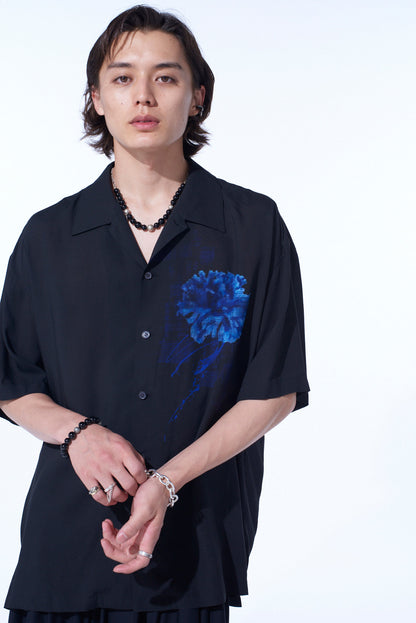 "BLUE CARNATION" COLLAGE PRINTED OPEN-COLLAR SHIRT