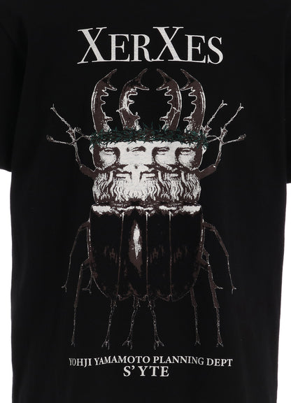 S'YTE x KOICHI IYODA ARTWORK PRINTED T-SHIRT -Xerxes-