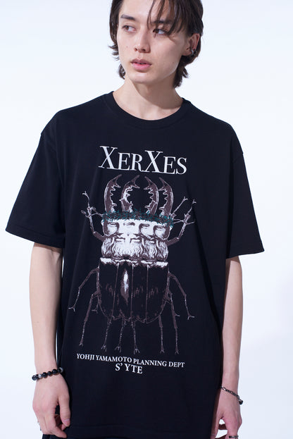 S'YTE x KOICHI IYODA ARTWORK PRINTED T-SHIRT -Xerxes-