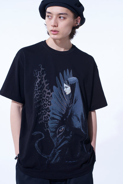 S'YTE x KOICHI IYODA ARTWORK PRINTED T-SHIRT -Sphinx-