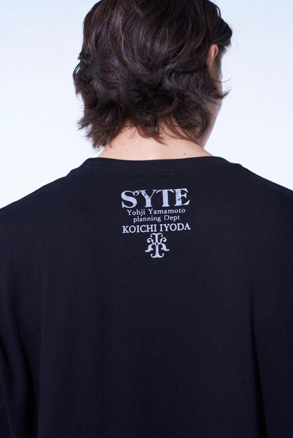 S'YTE x KOICHI IYODA ARTWORK PRINTED T-SHIRT -Nightbear-