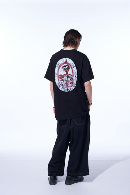 GRAPHIC T-SHIRT -GRIEVING SKULL-