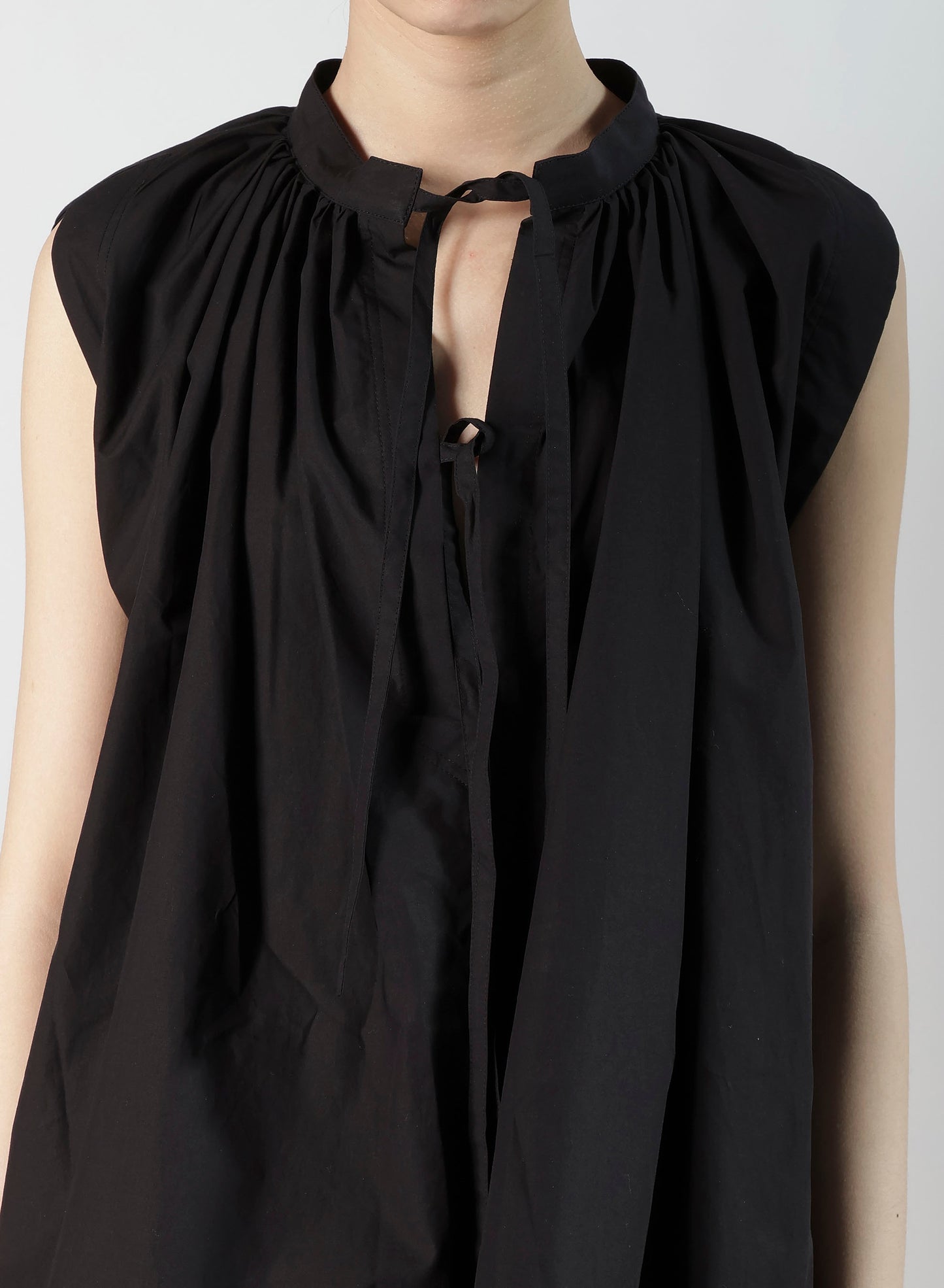COMPACT TYPEWRITER SLEEVELES BLOUSE
