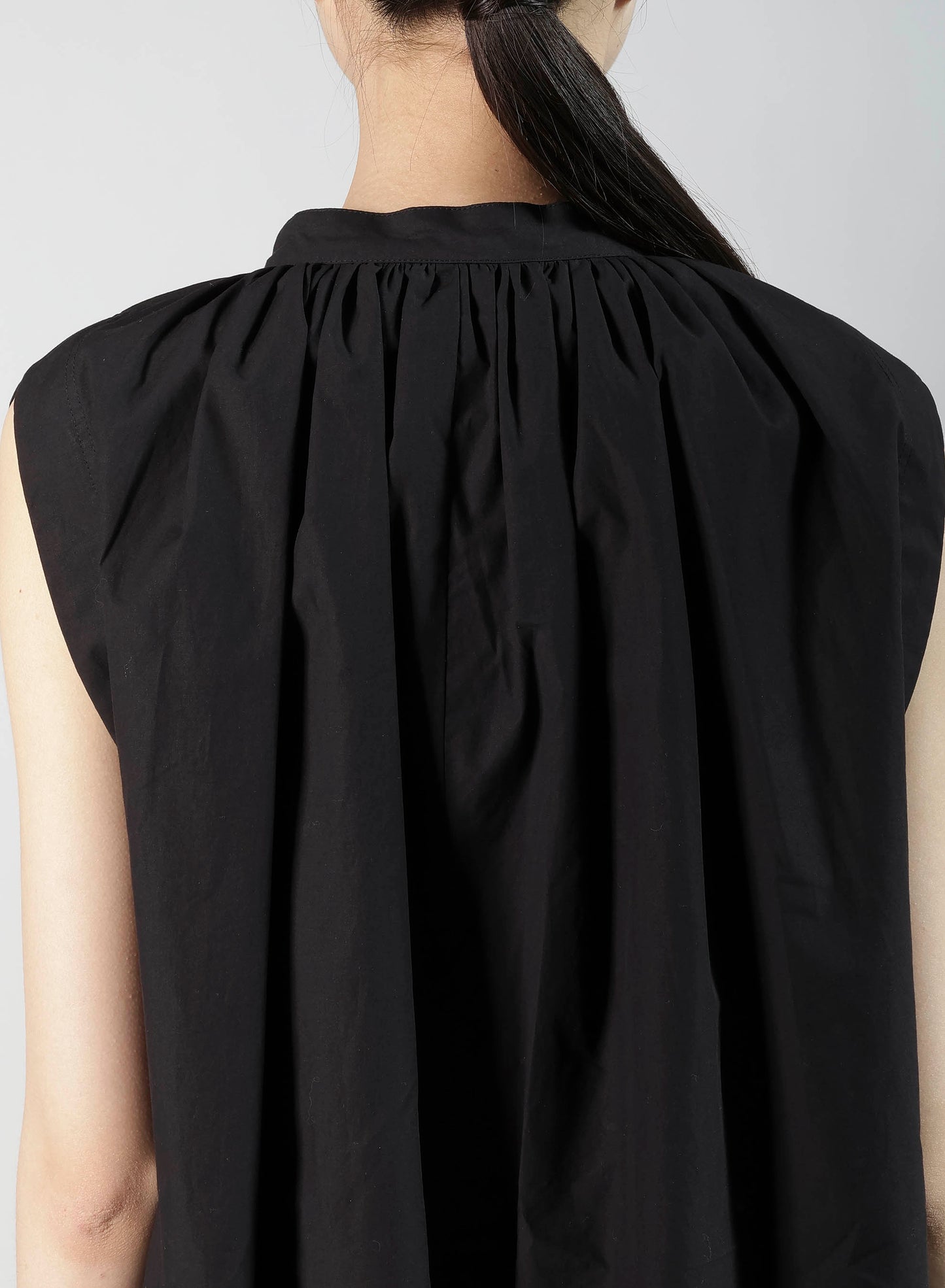 COMPACT TYPEWRITER SLEEVELES BLOUSE