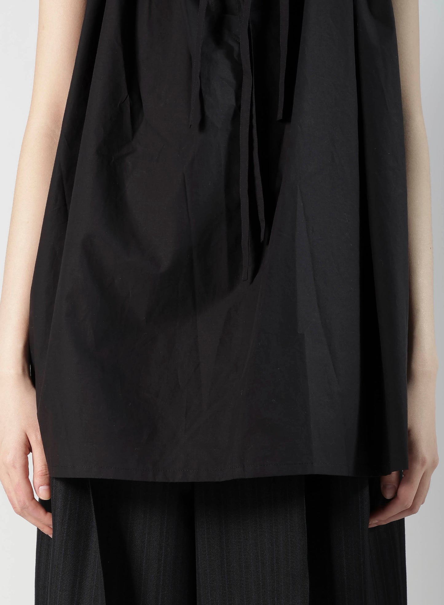 COMPACT TYPEWRITER SLEEVELES BLOUSE