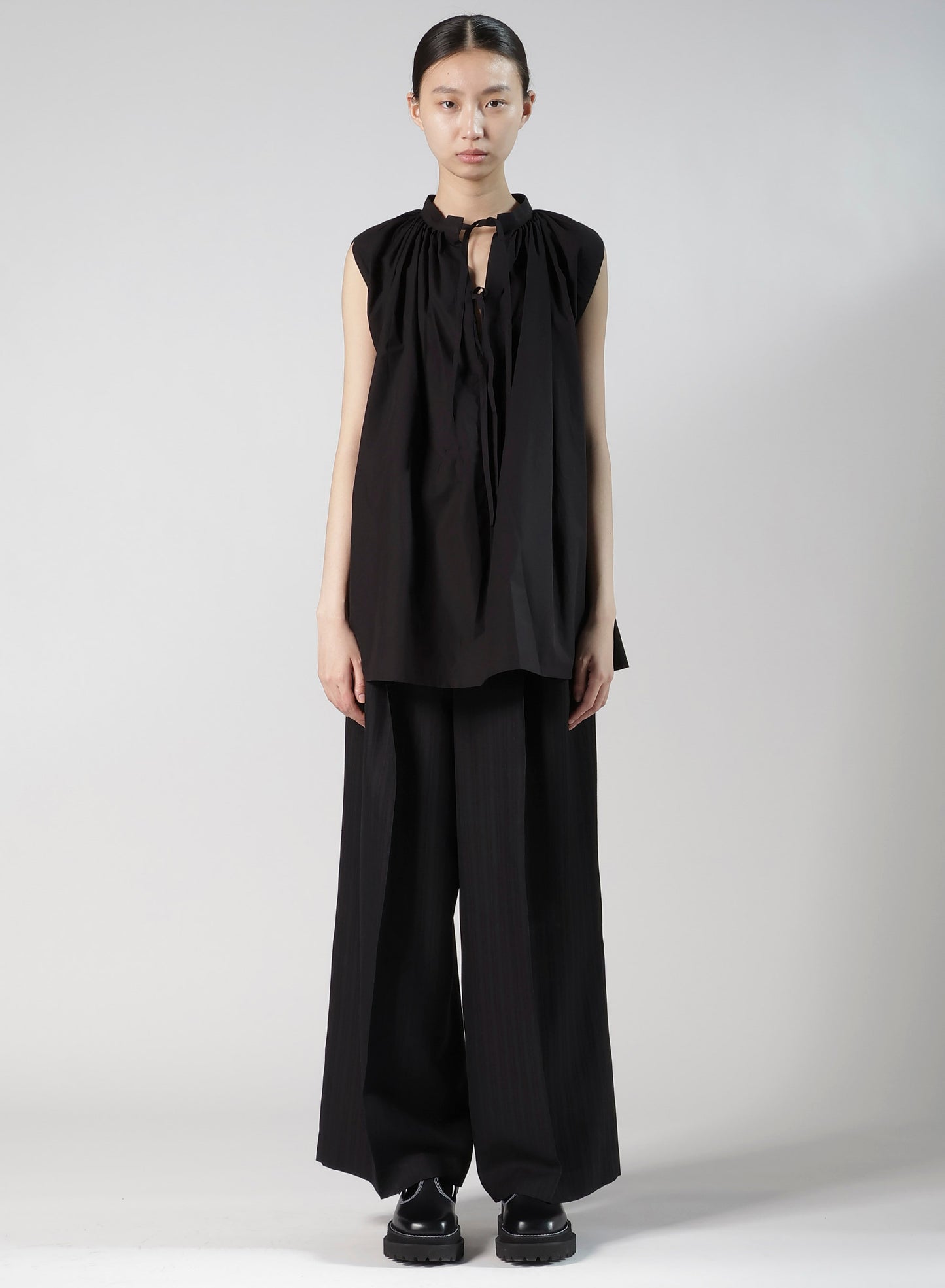 COMPACT TYPEWRITER SLEEVELES BLOUSE