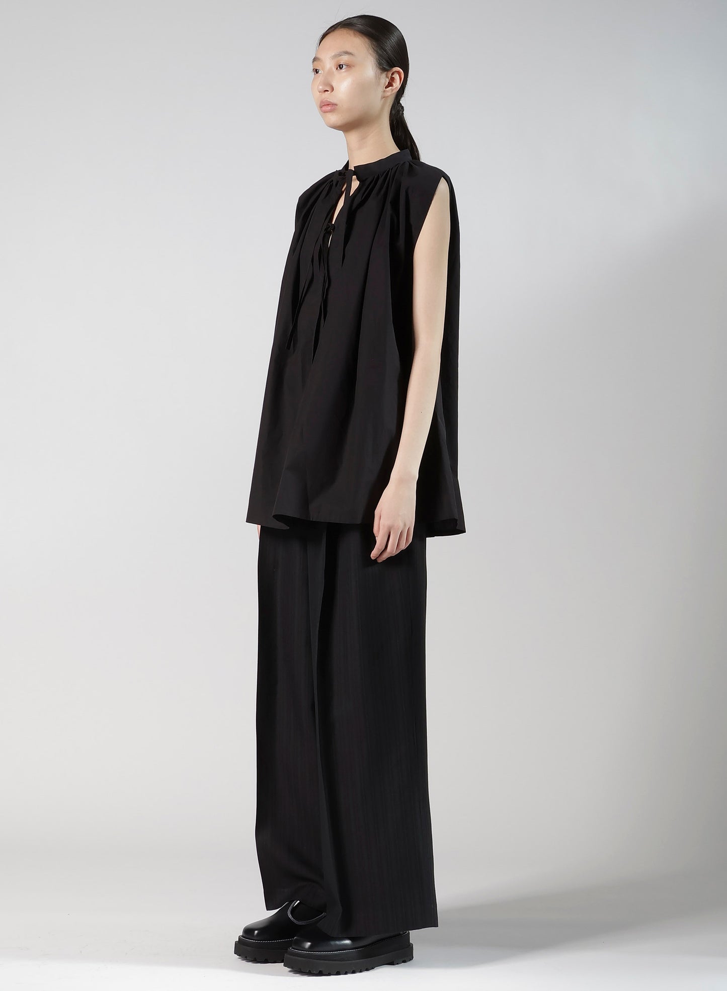 COMPACT TYPEWRITER SLEEVELES BLOUSE