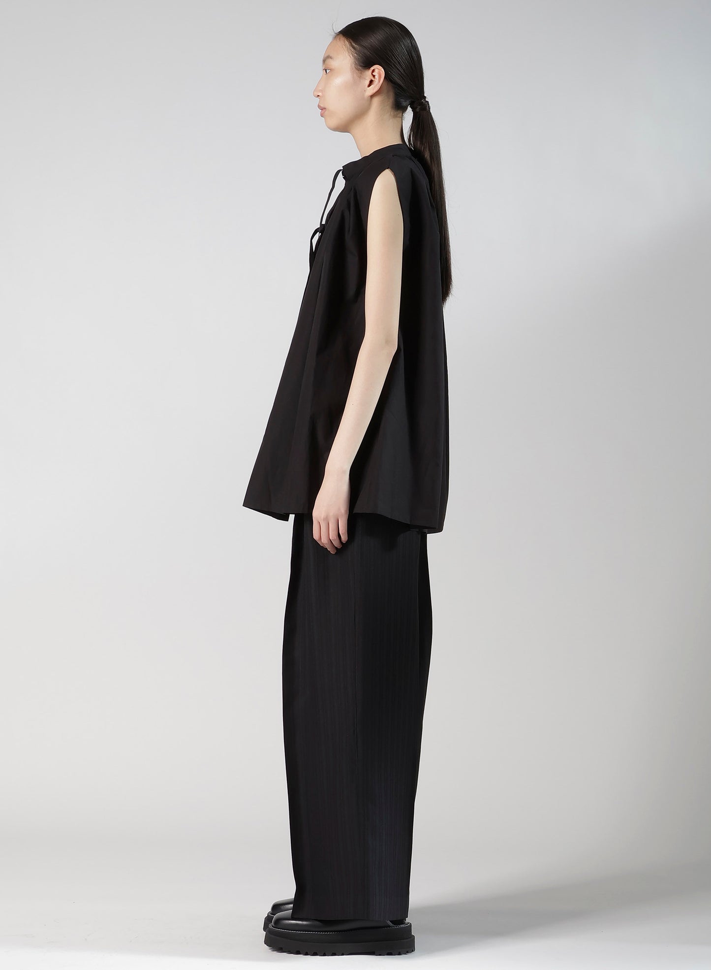 COMPACT TYPEWRITER SLEEVELES BLOUSE