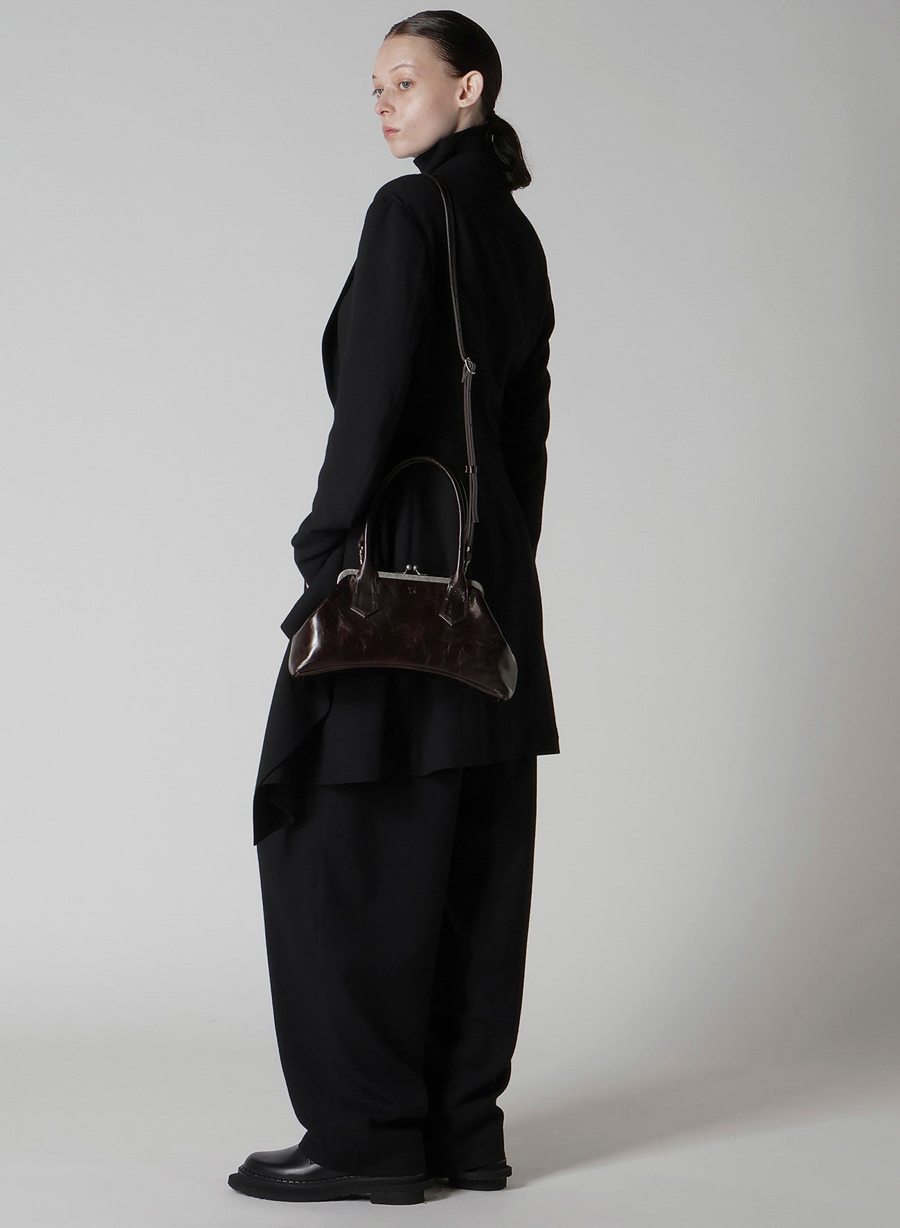 GLOSSY LEATHER CURVY BAG M