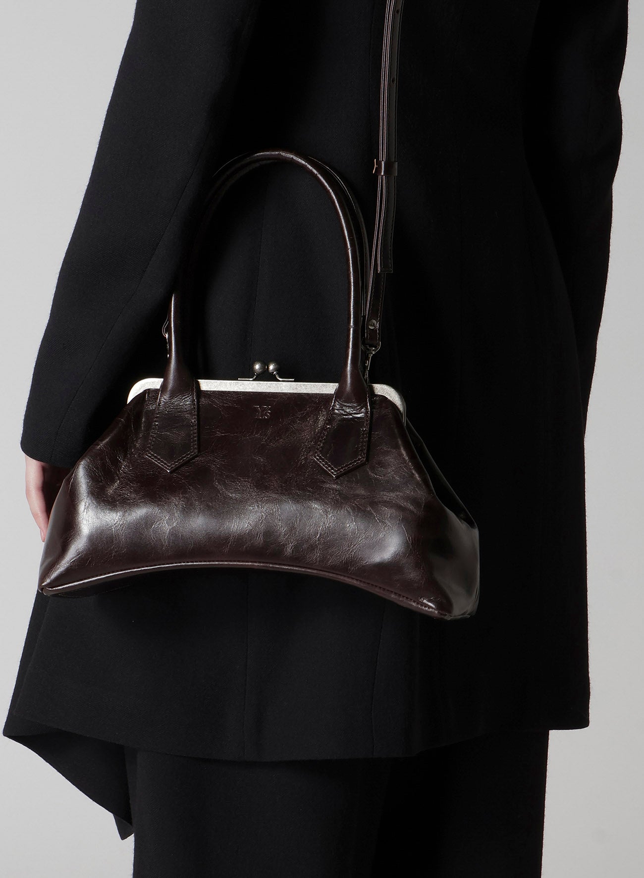 GLOSSY LEATHER CURVY BAG M