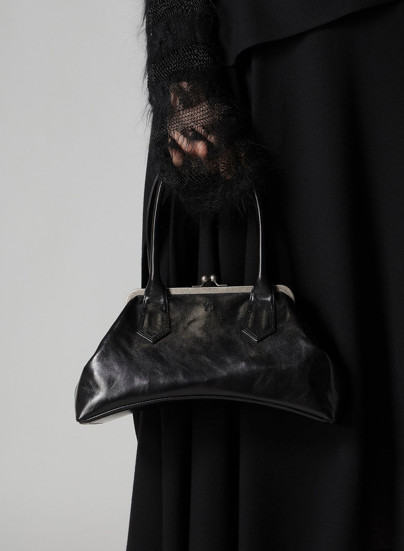 GLOSSY LEATHER CURVY BAG M