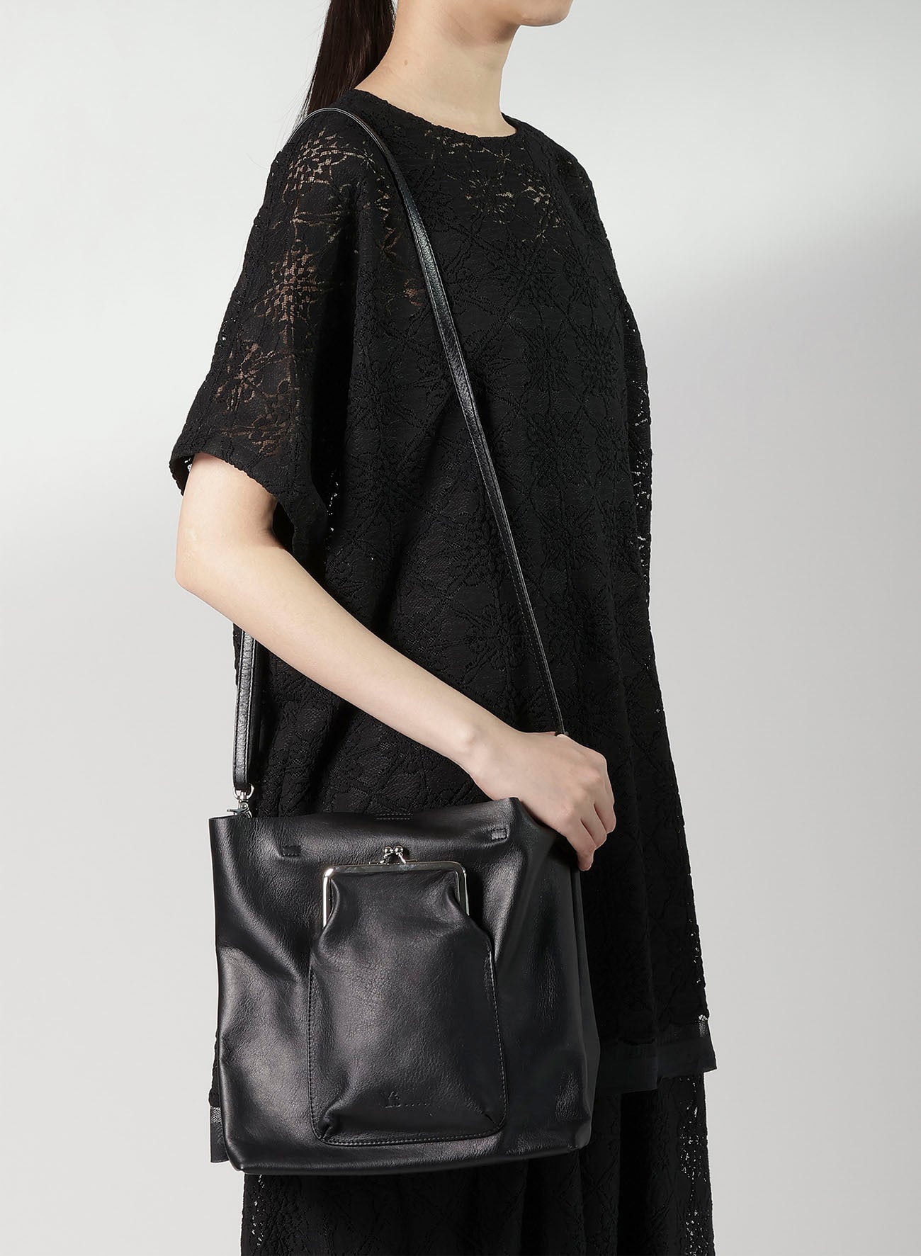 COW LEATHER METAL CLASP TOTE BAG