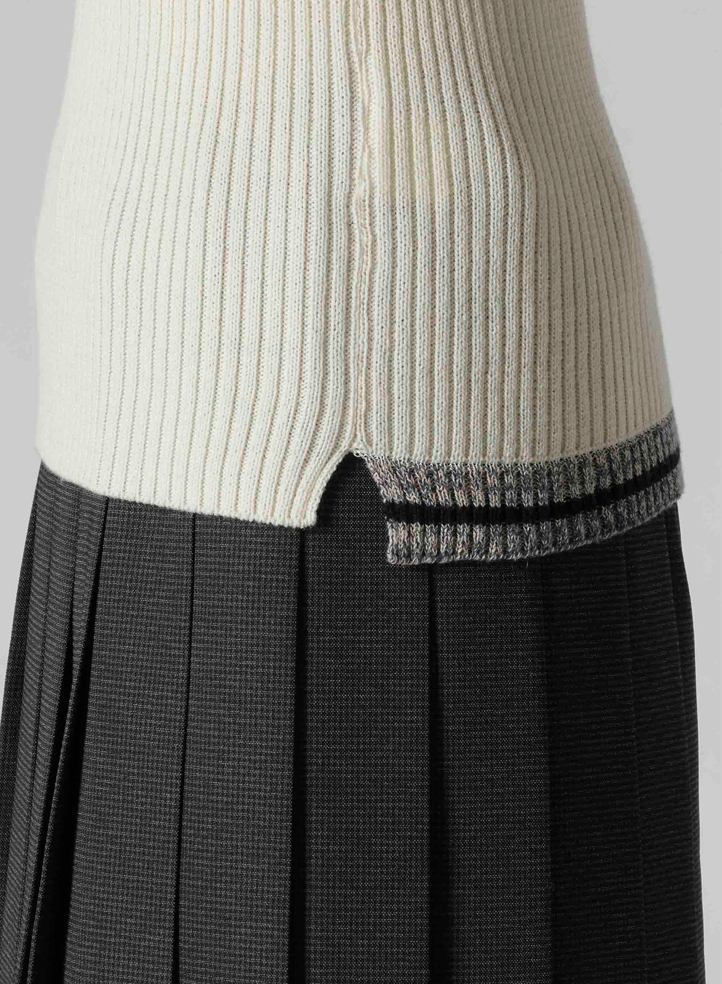 RIBBED HIGH NECK PULLOVER