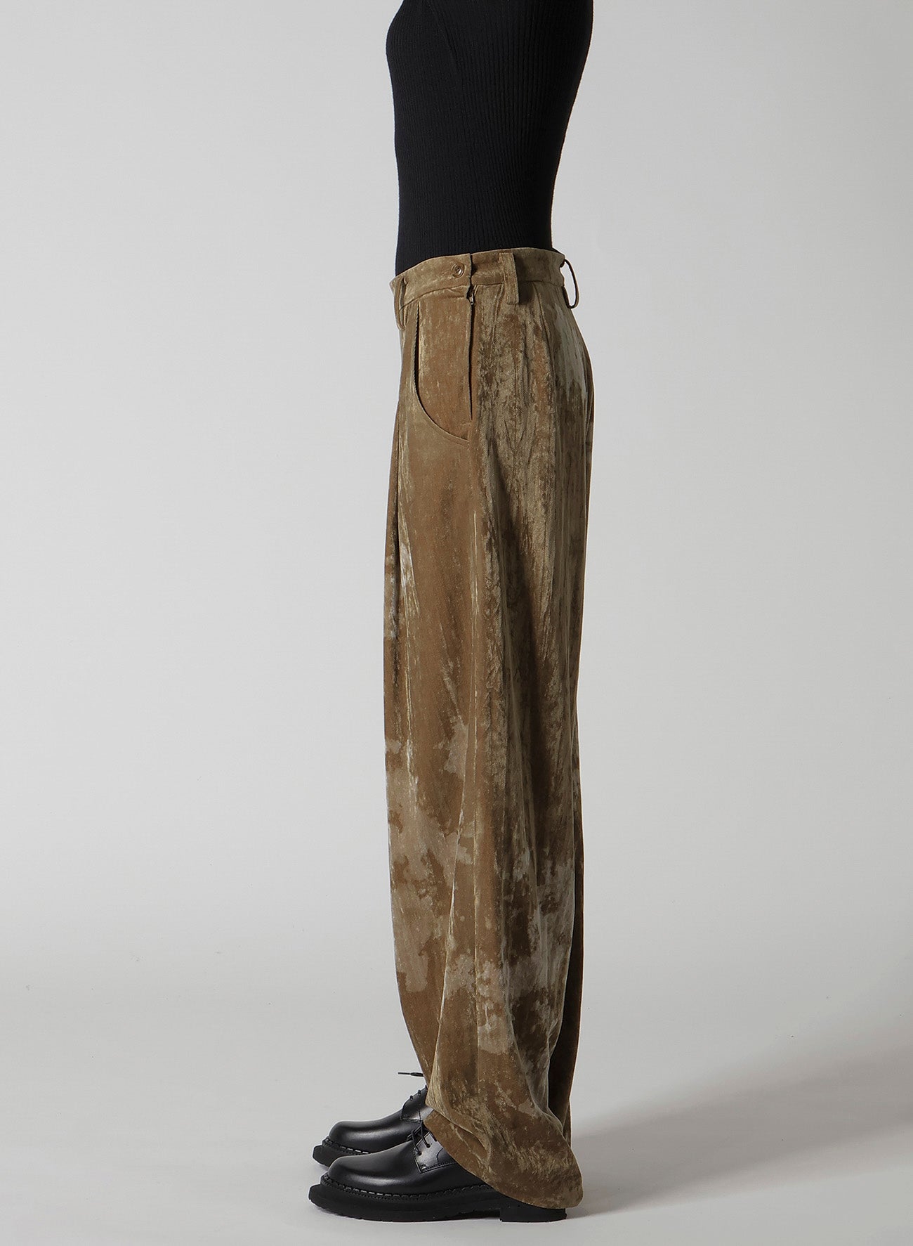 DISCHARGE-PRINTED VELVET PLEATED PANTS
