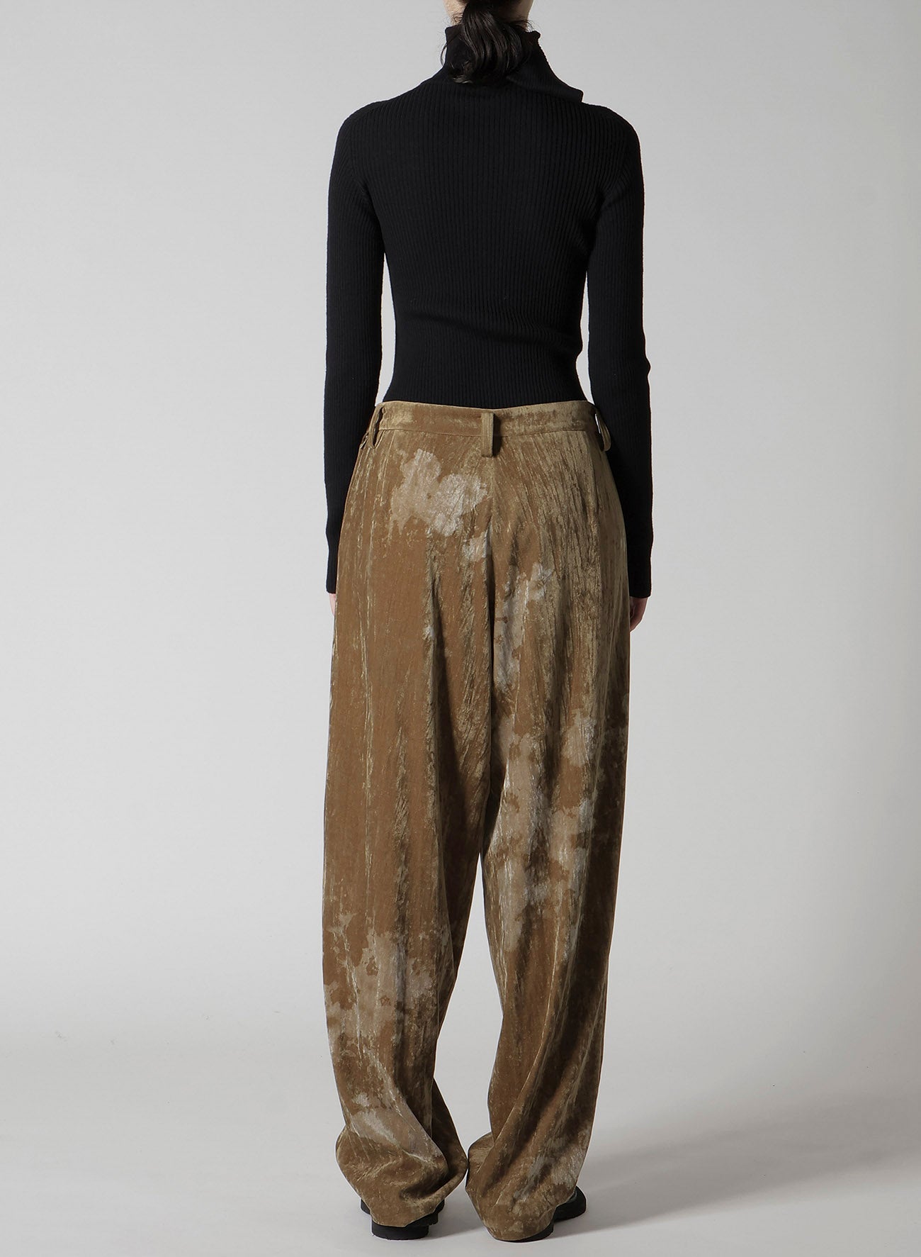 DISCHARGE-PRINTED VELVET PLEATED PANTS