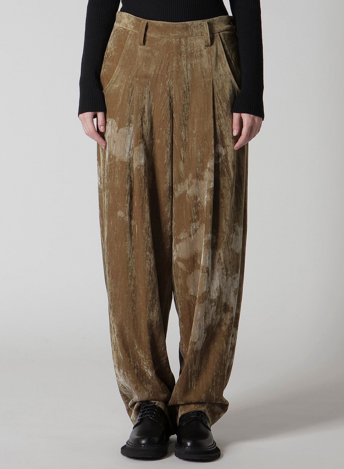 DISCHARGE-PRINTED VELVET PLEATED PANTS