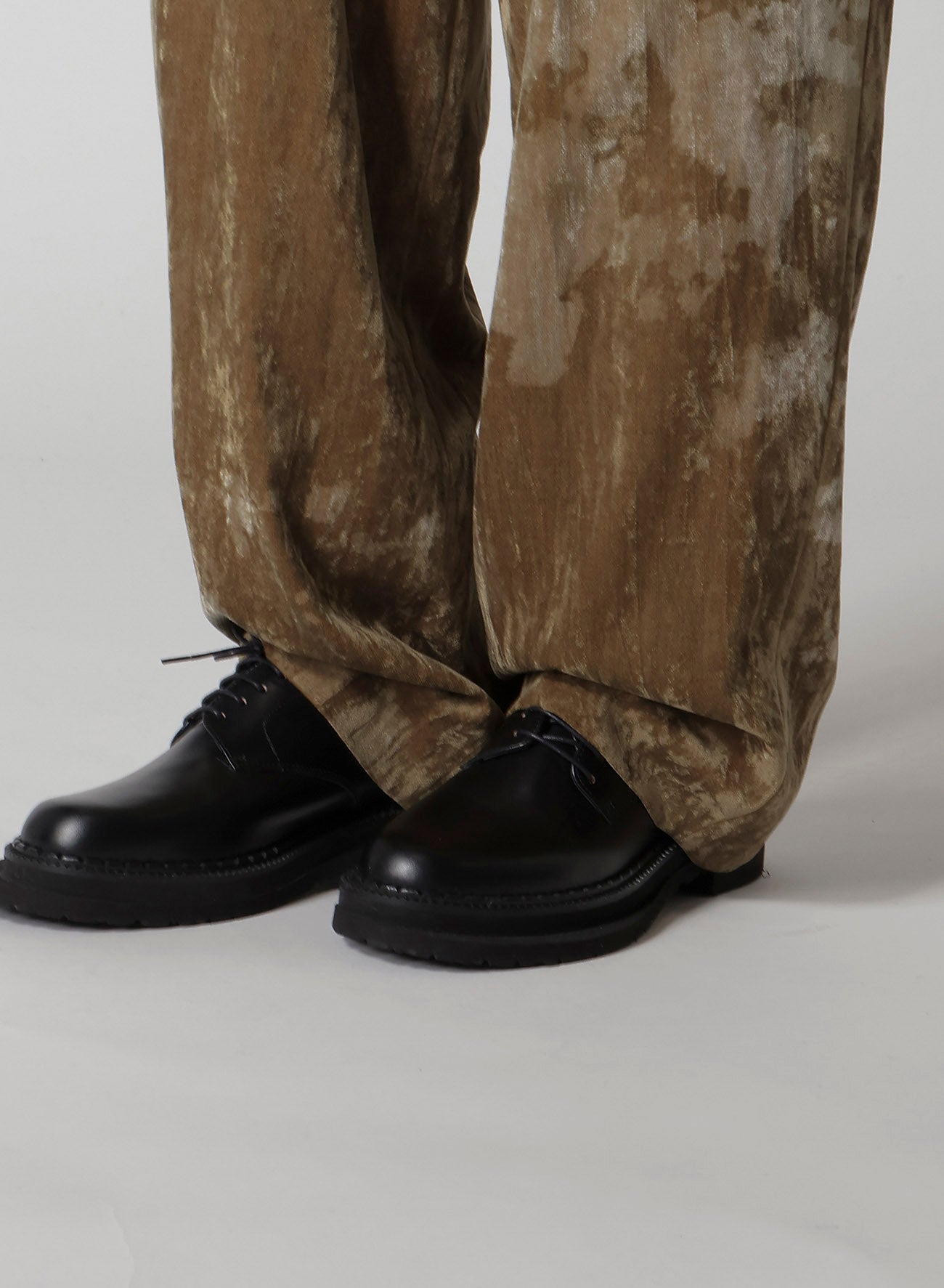 DISCHARGE-PRINTED VELVET PLEATED PANTS