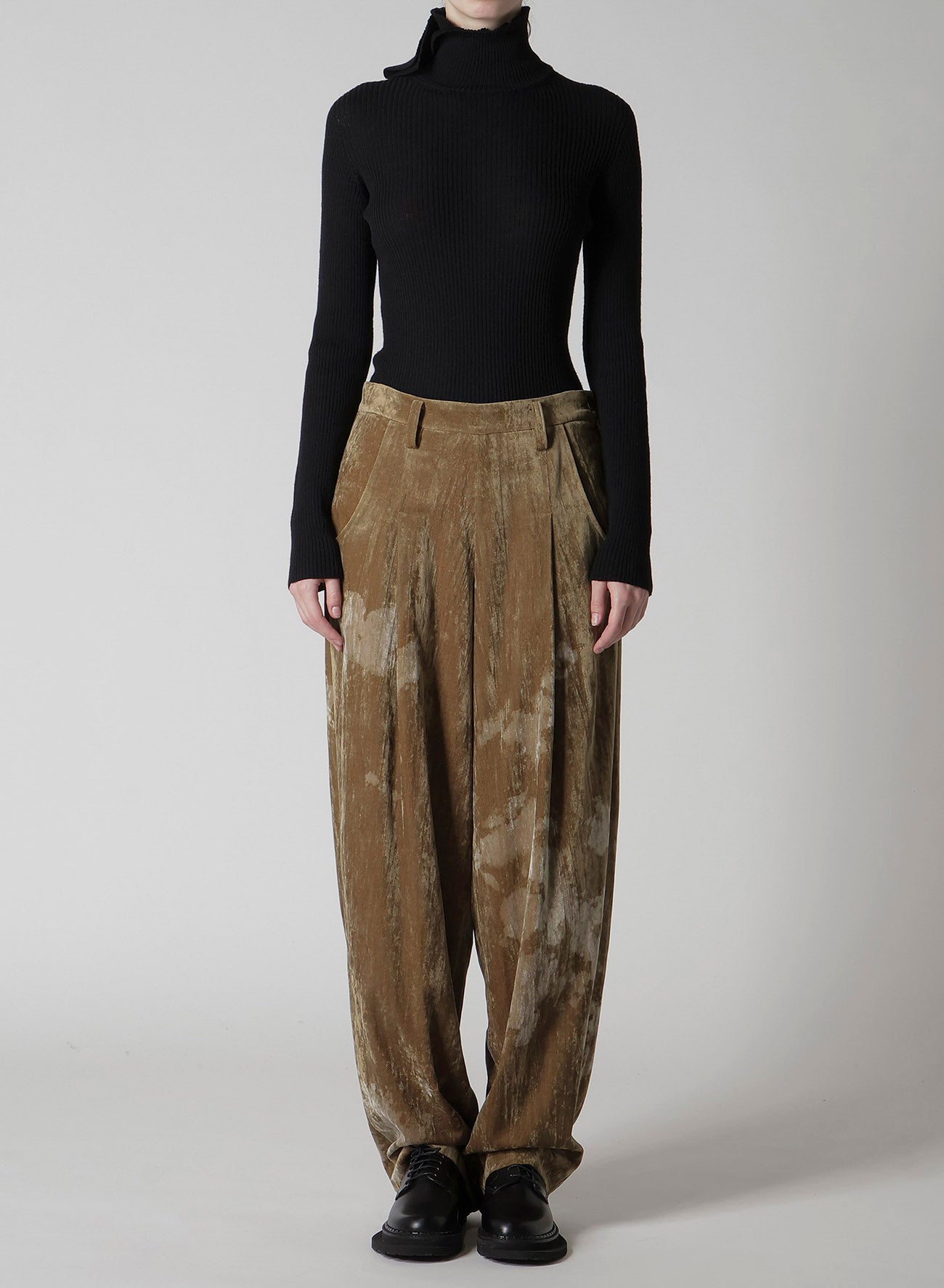 DISCHARGE-PRINTED VELVET PLEATED PANTS