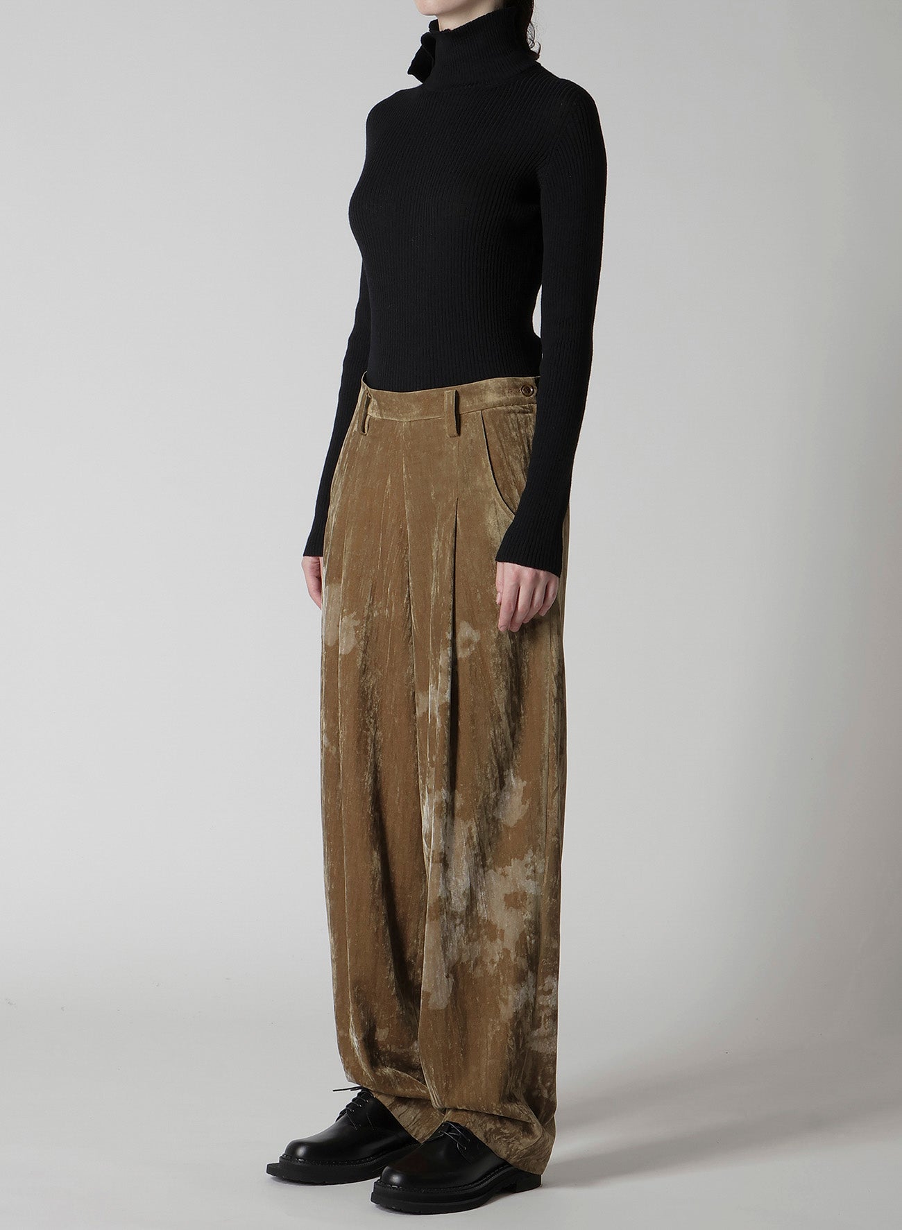 DISCHARGE-PRINTED VELVET PLEATED PANTS