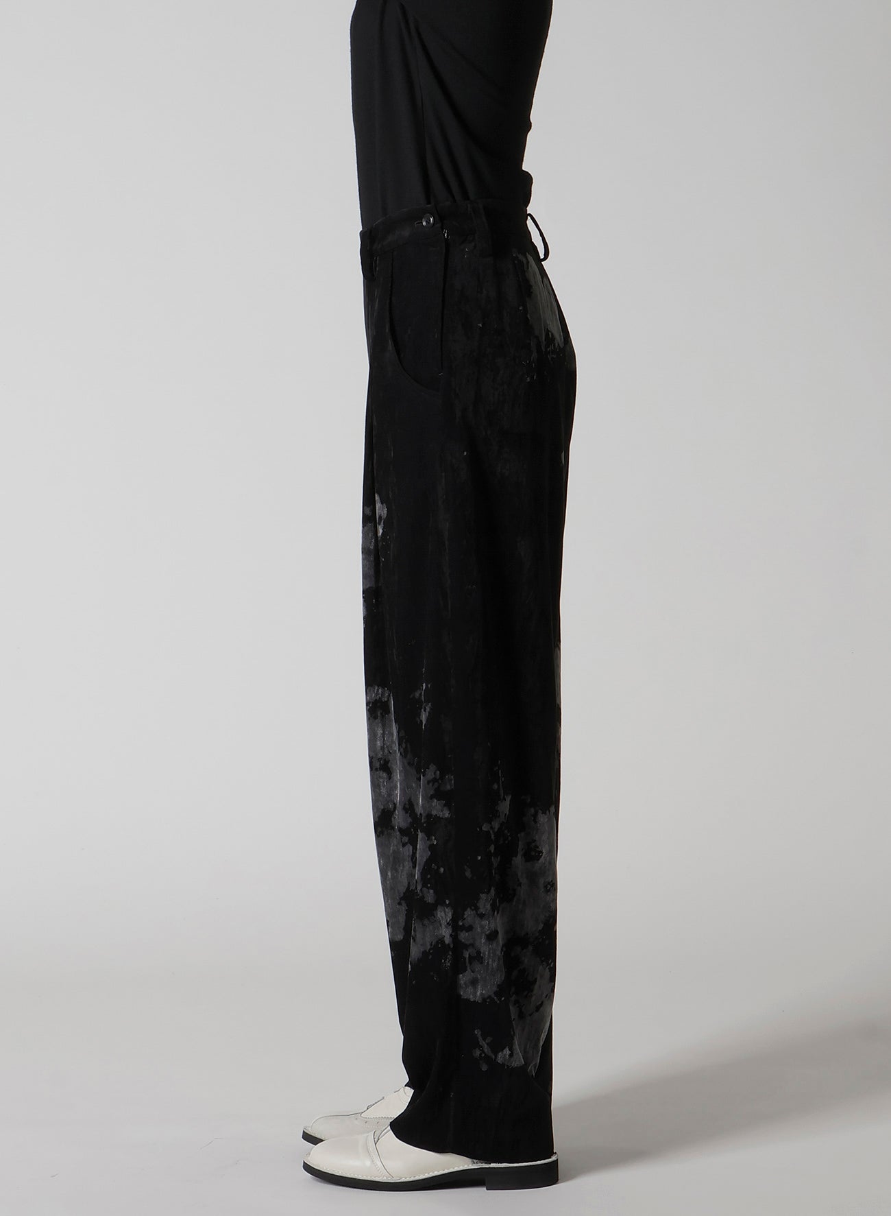 DISCHARGE-PRINTED VELVET PLEATED PANTS