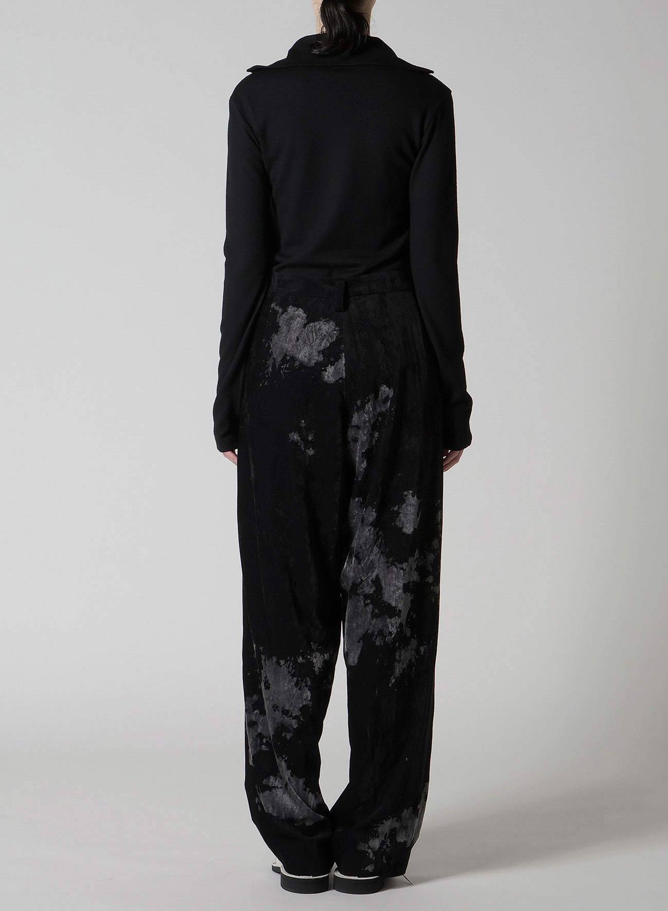 DISCHARGE-PRINTED VELVET PLEATED PANTS