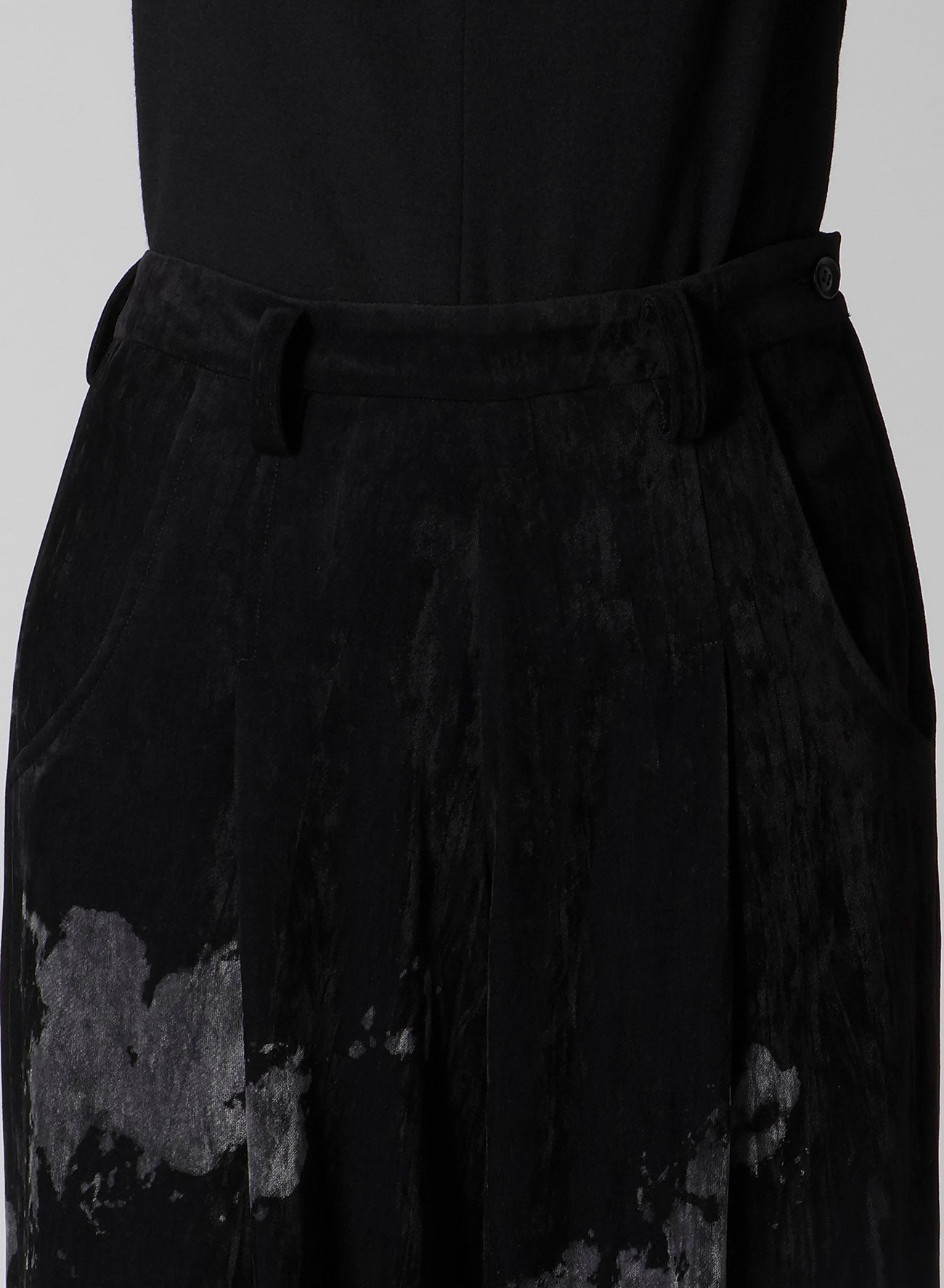 DISCHARGE-PRINTED VELVET PLEATED PANTS