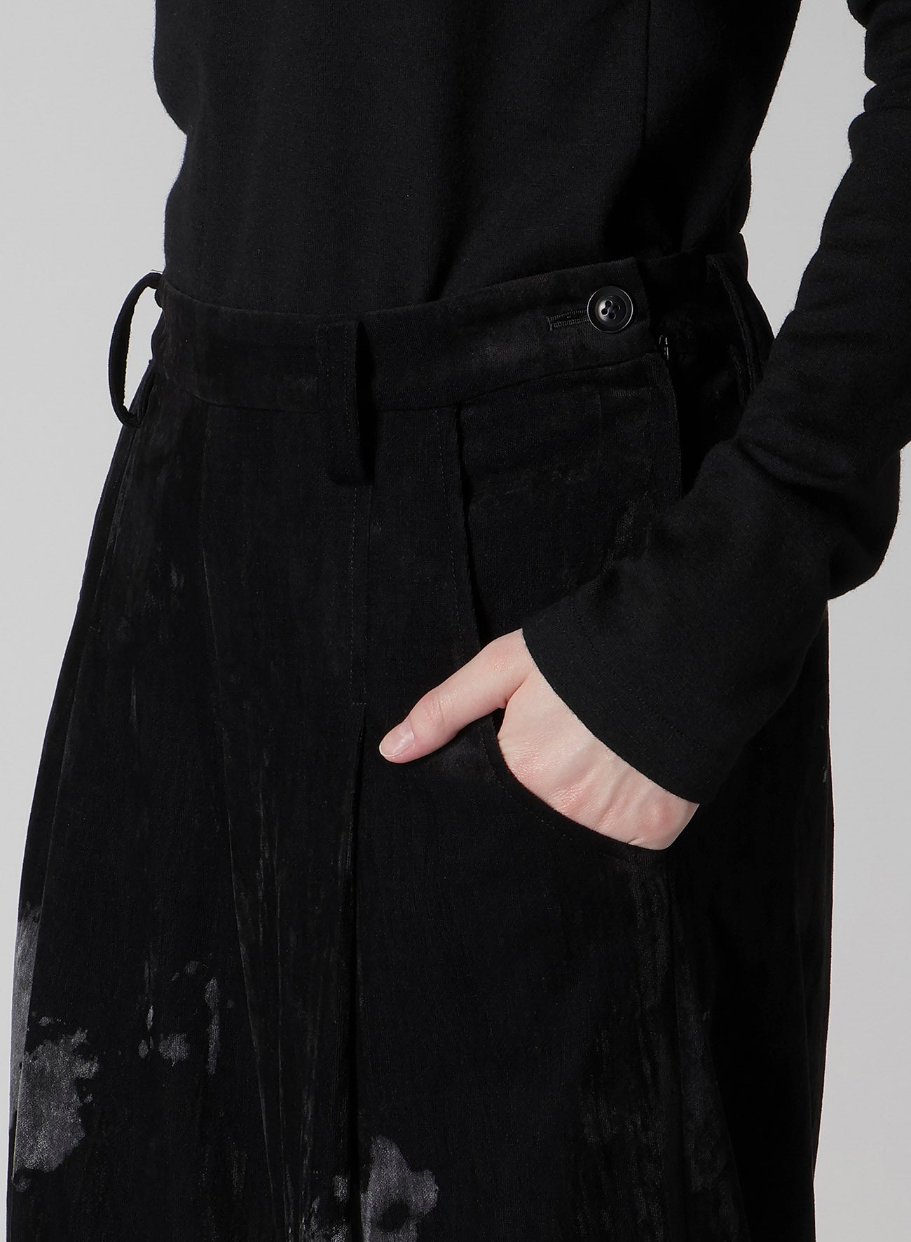 DISCHARGE-PRINTED VELVET PLEATED PANTS