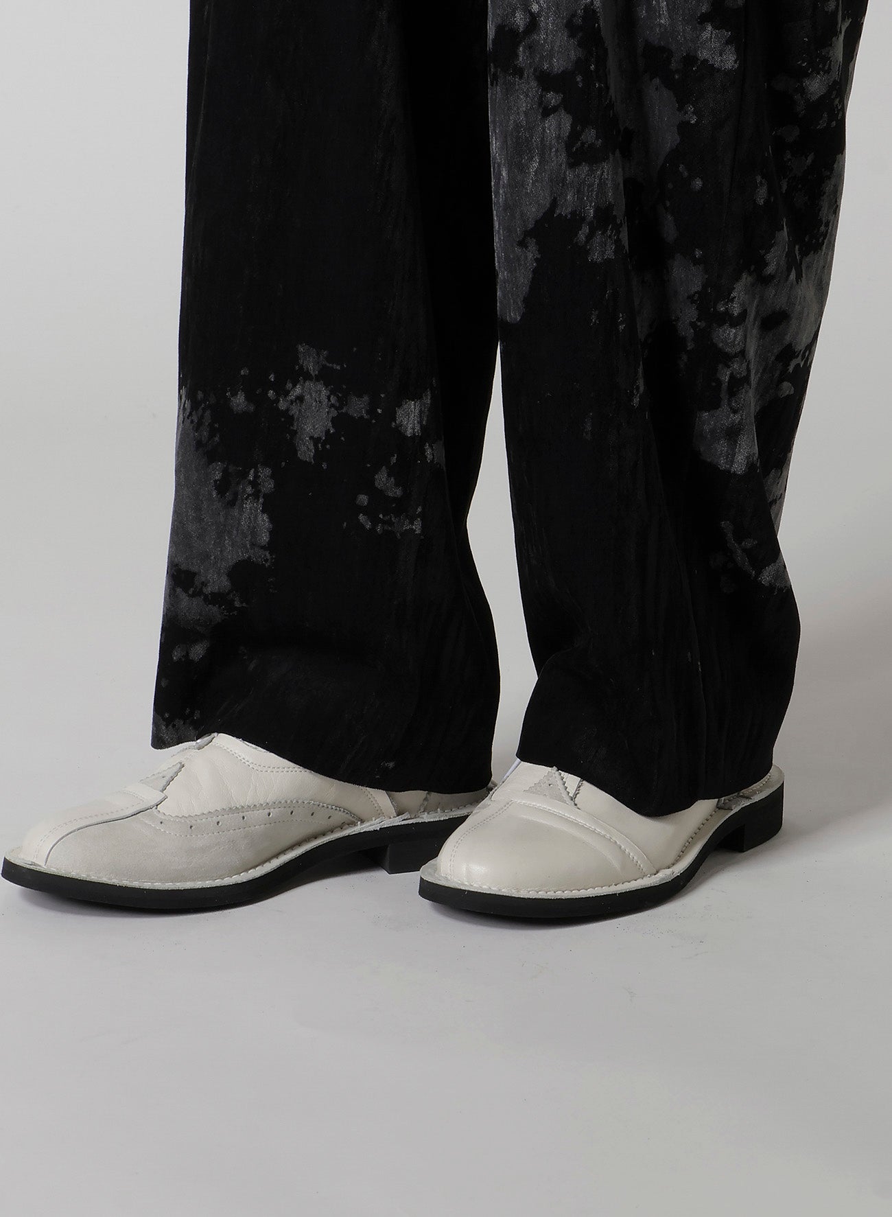 DISCHARGE-PRINTED VELVET PLEATED PANTS